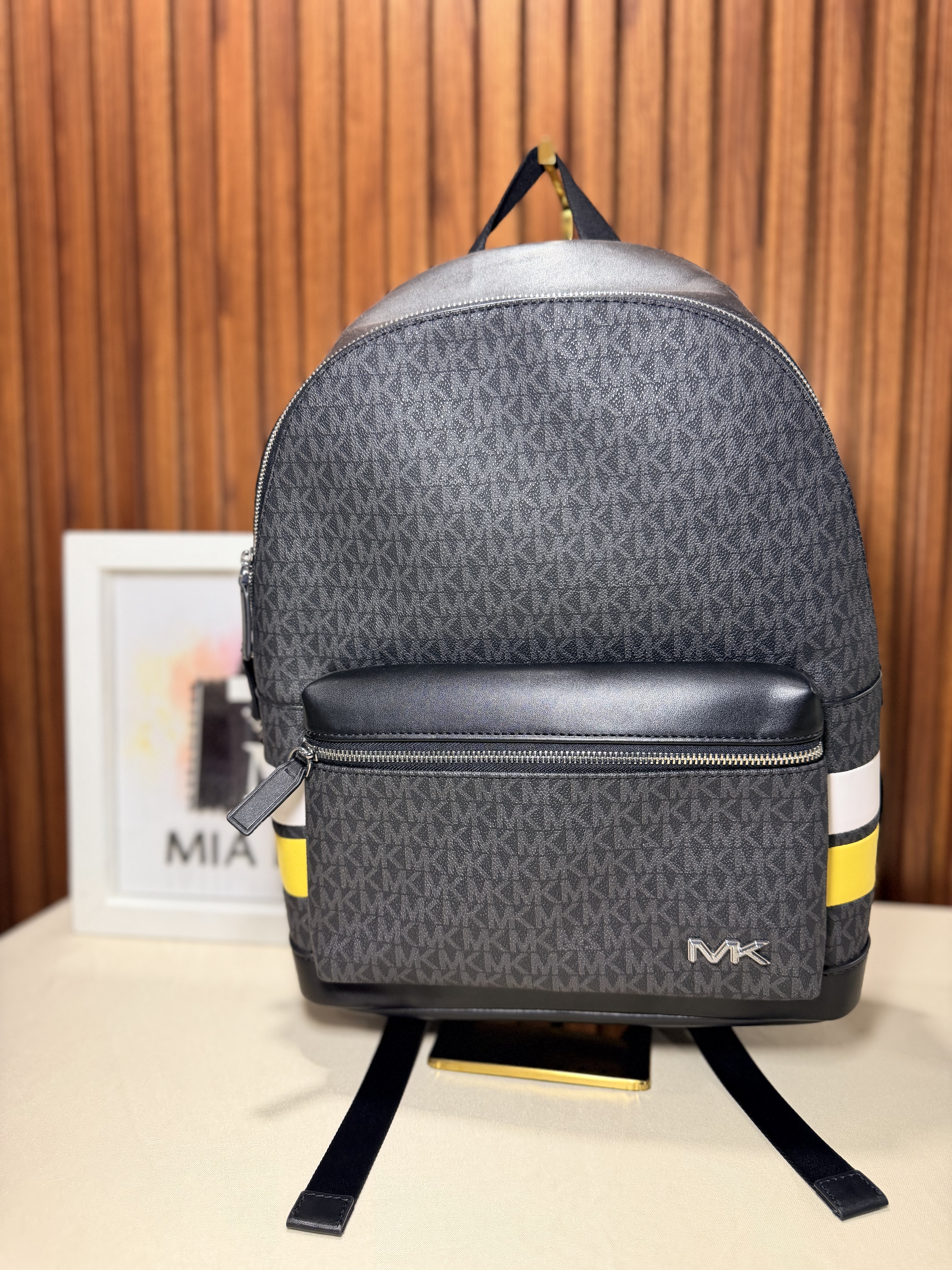 Mochila para caballero, negro con monogram.