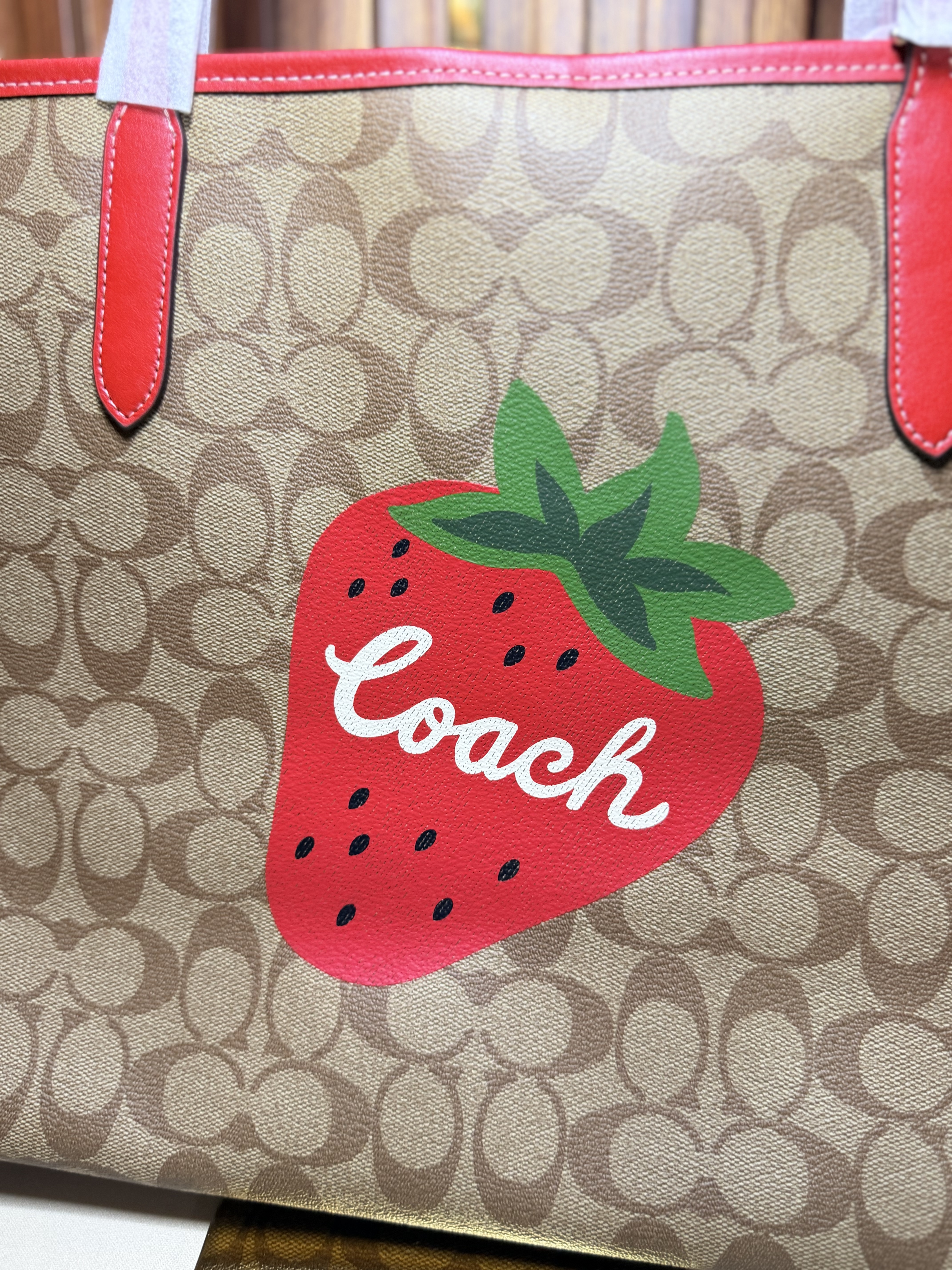 Tote monogram con estampado de fresa