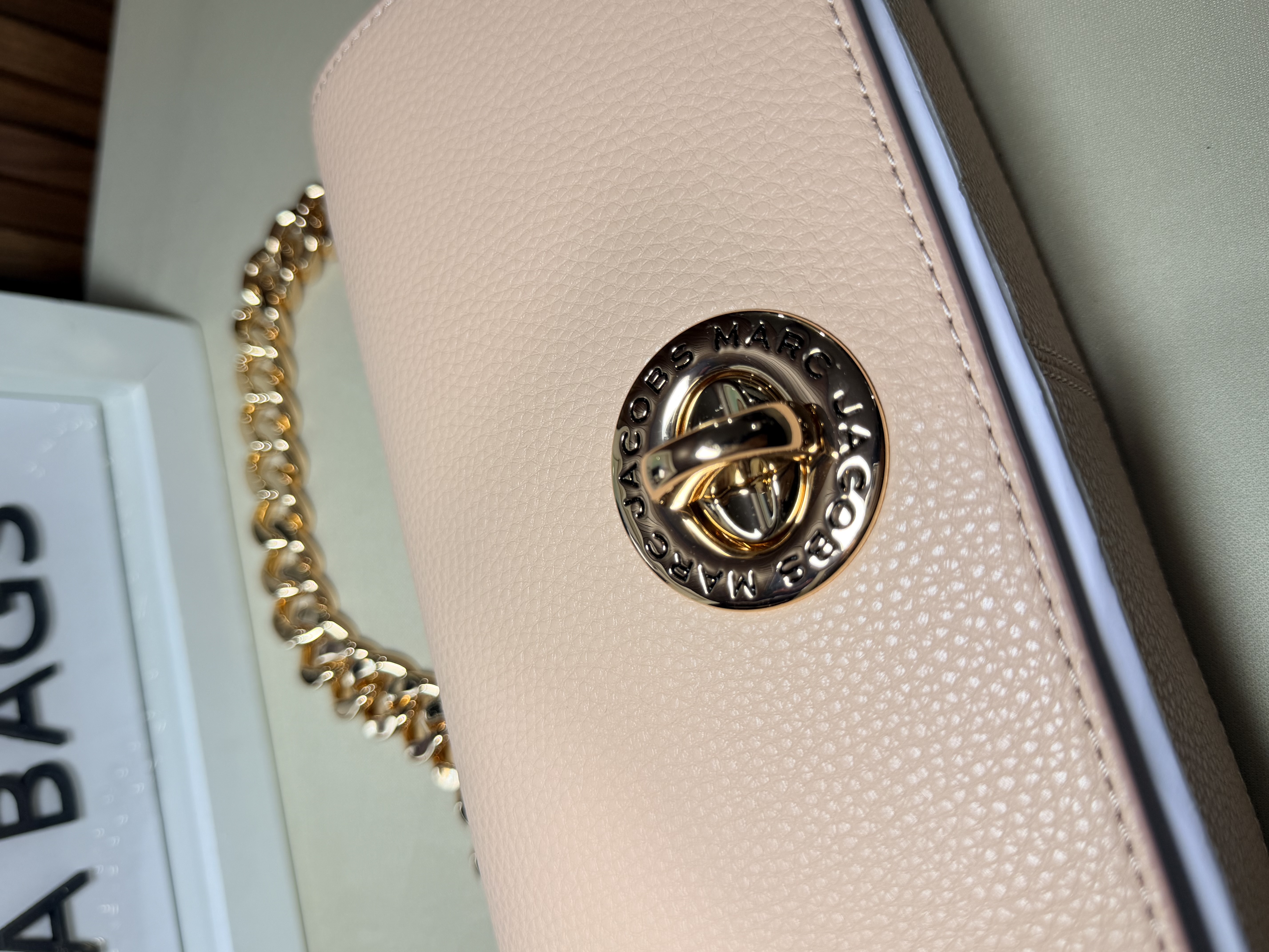 Turn lock bag rosa con cadena 