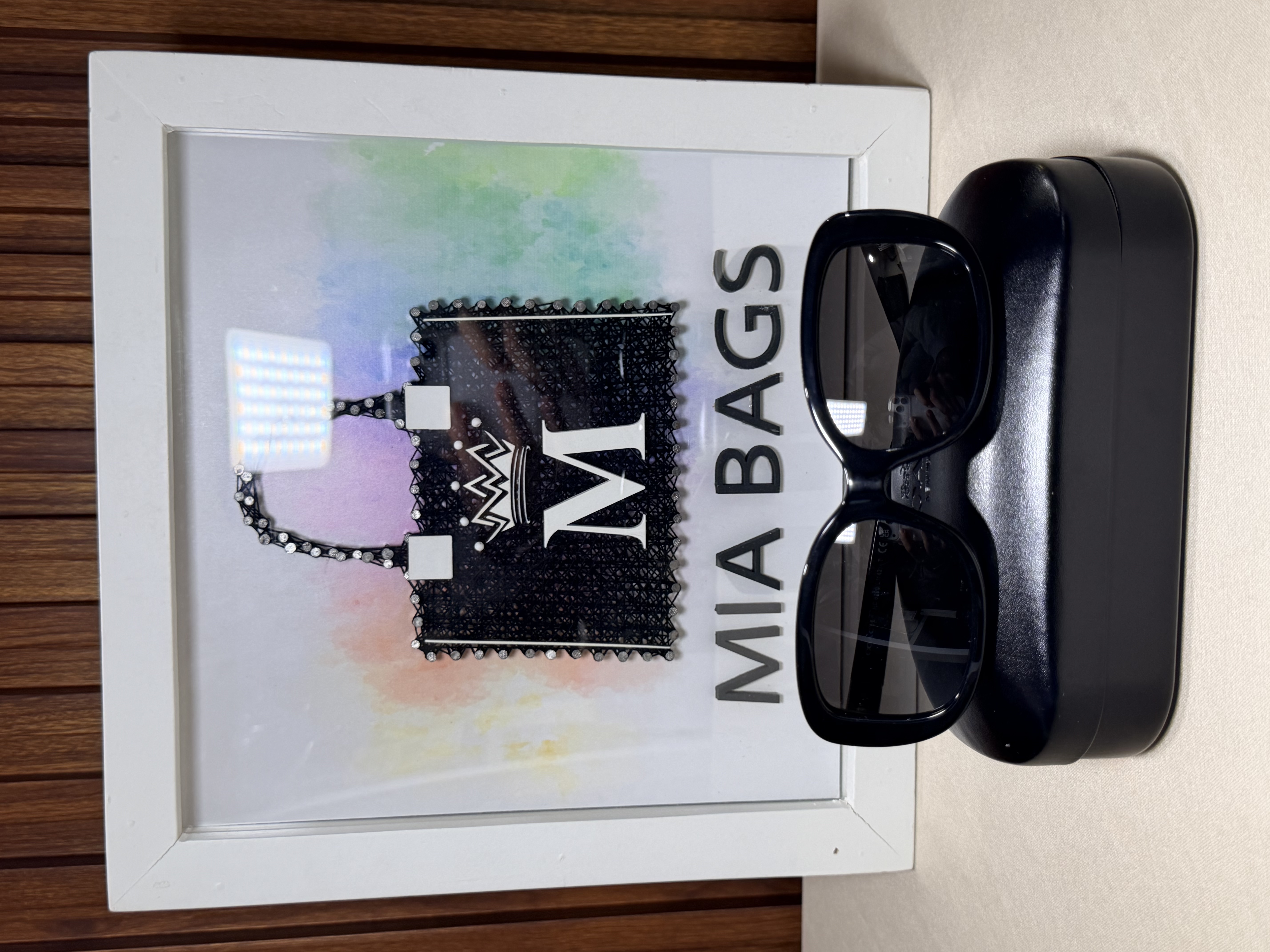 Gafas de sol negras con monogram en el poste