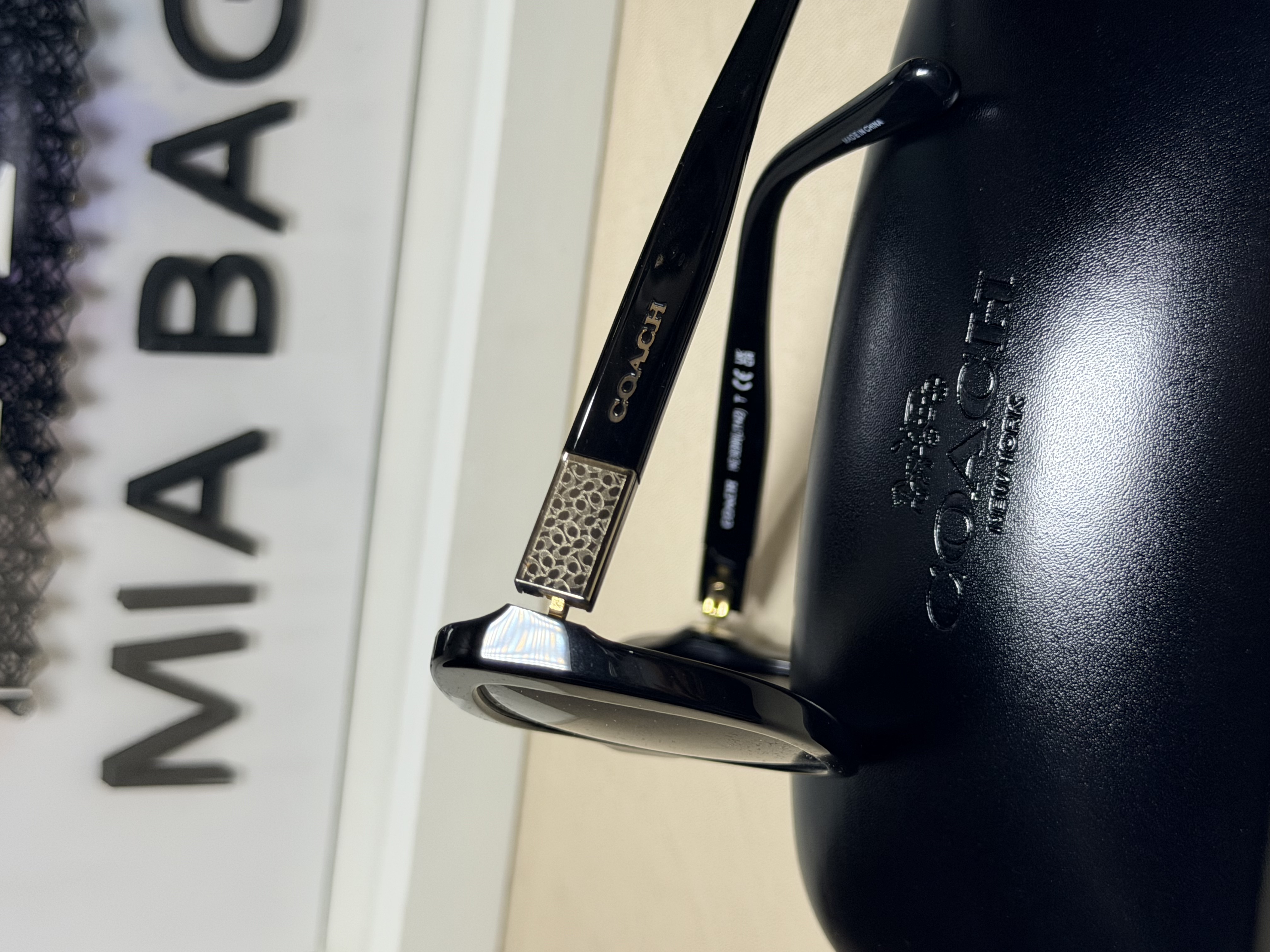 Gafas de sol negras con monogram en el poste