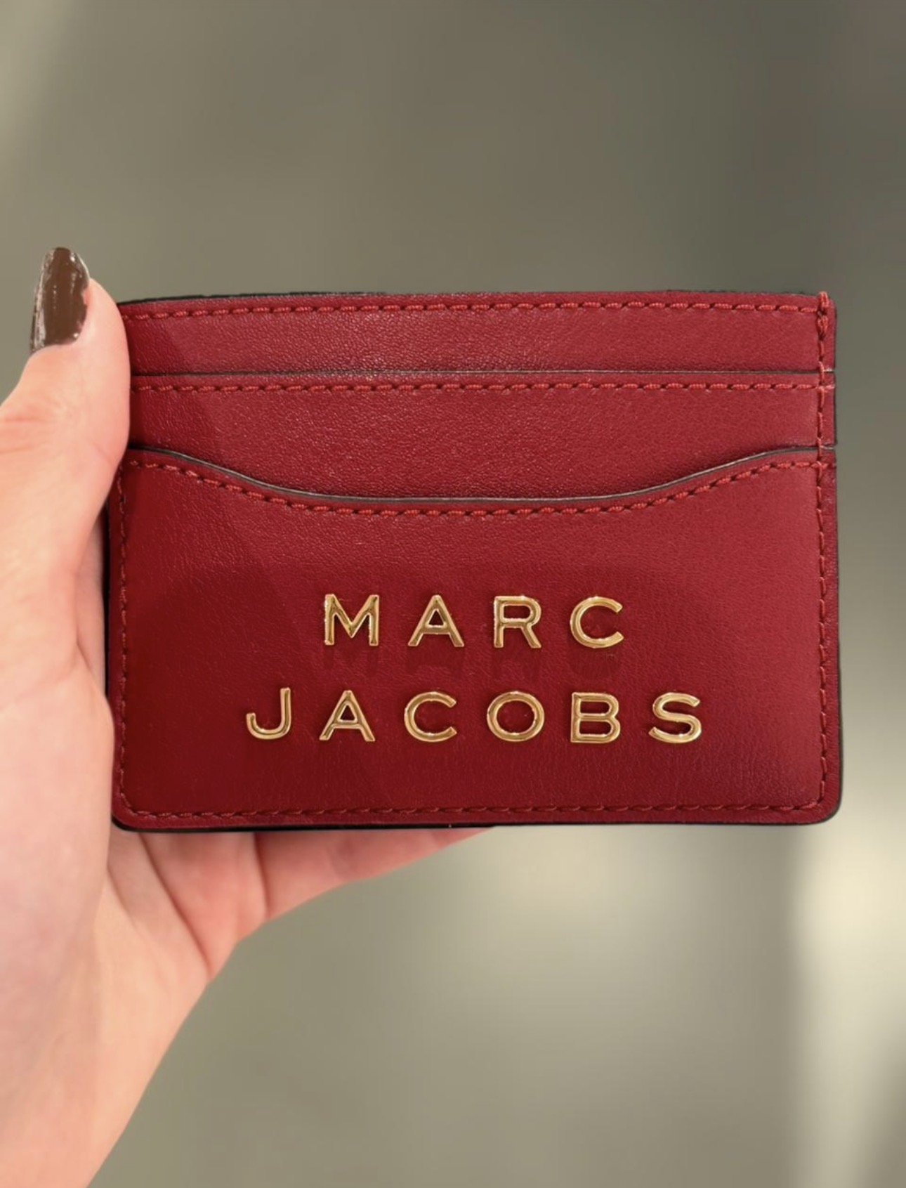 Tarjetero rojo con letras 3D