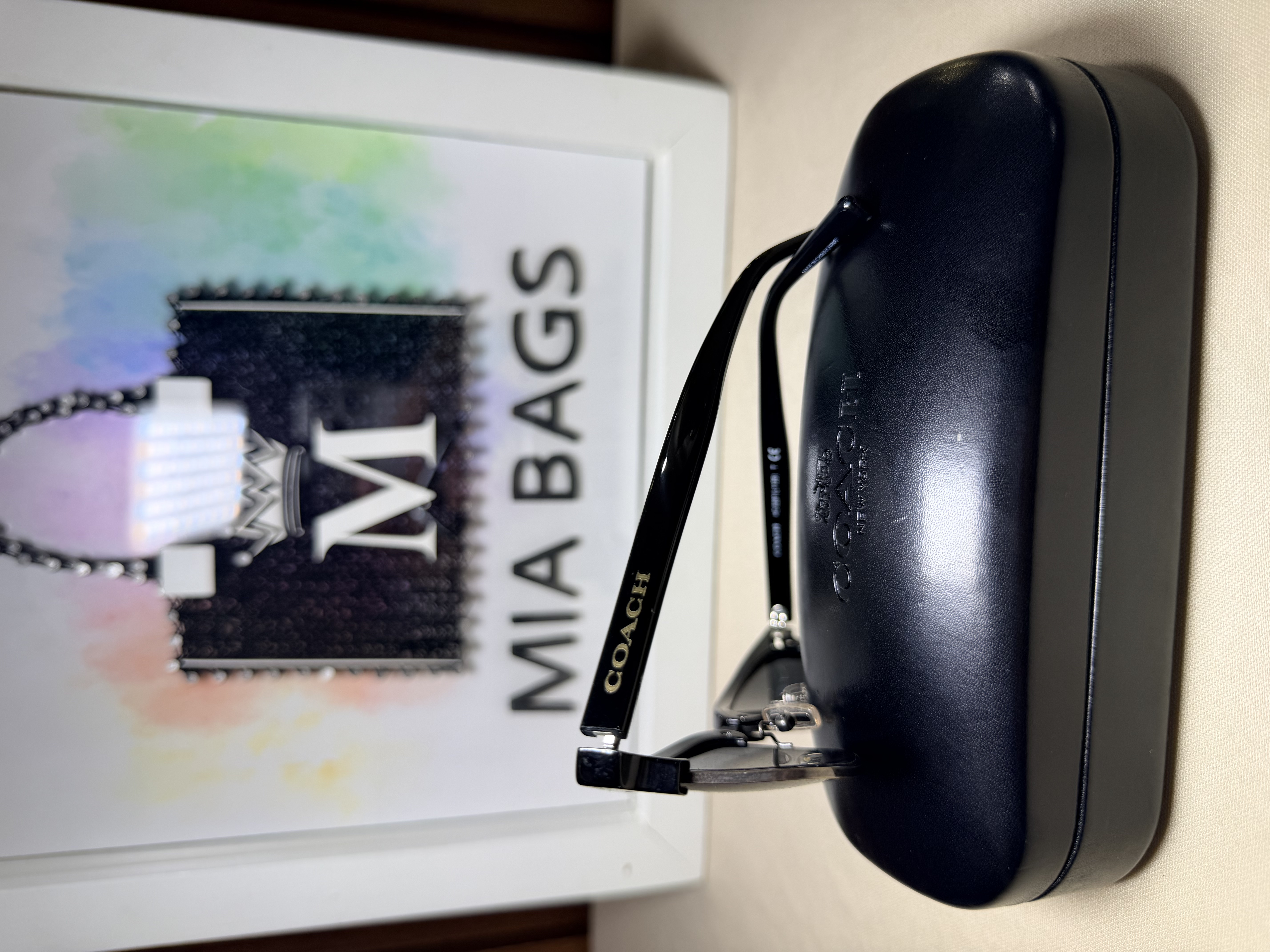 Gafas de sol con medio marco negro