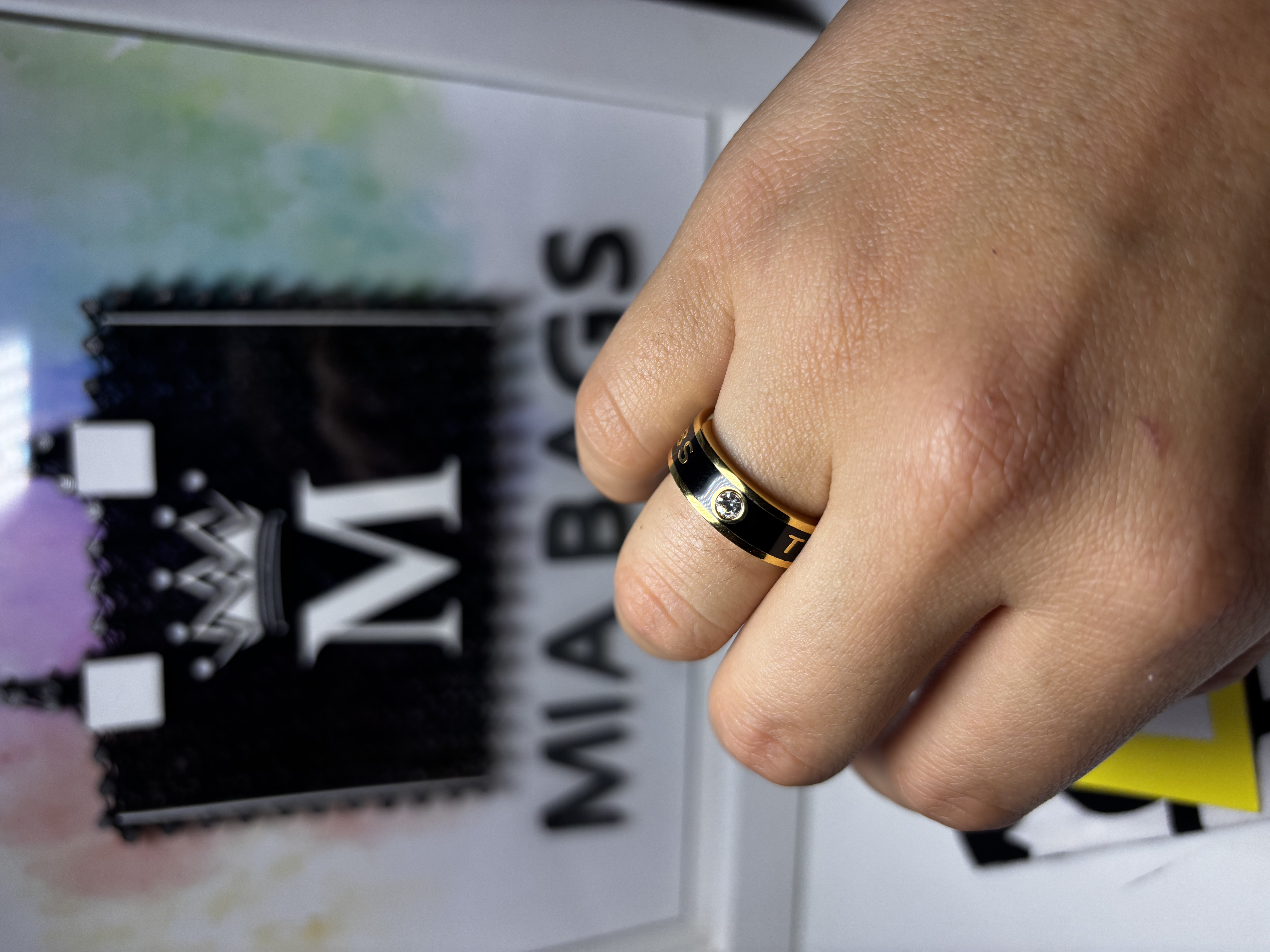 Anillo negro con dorado 