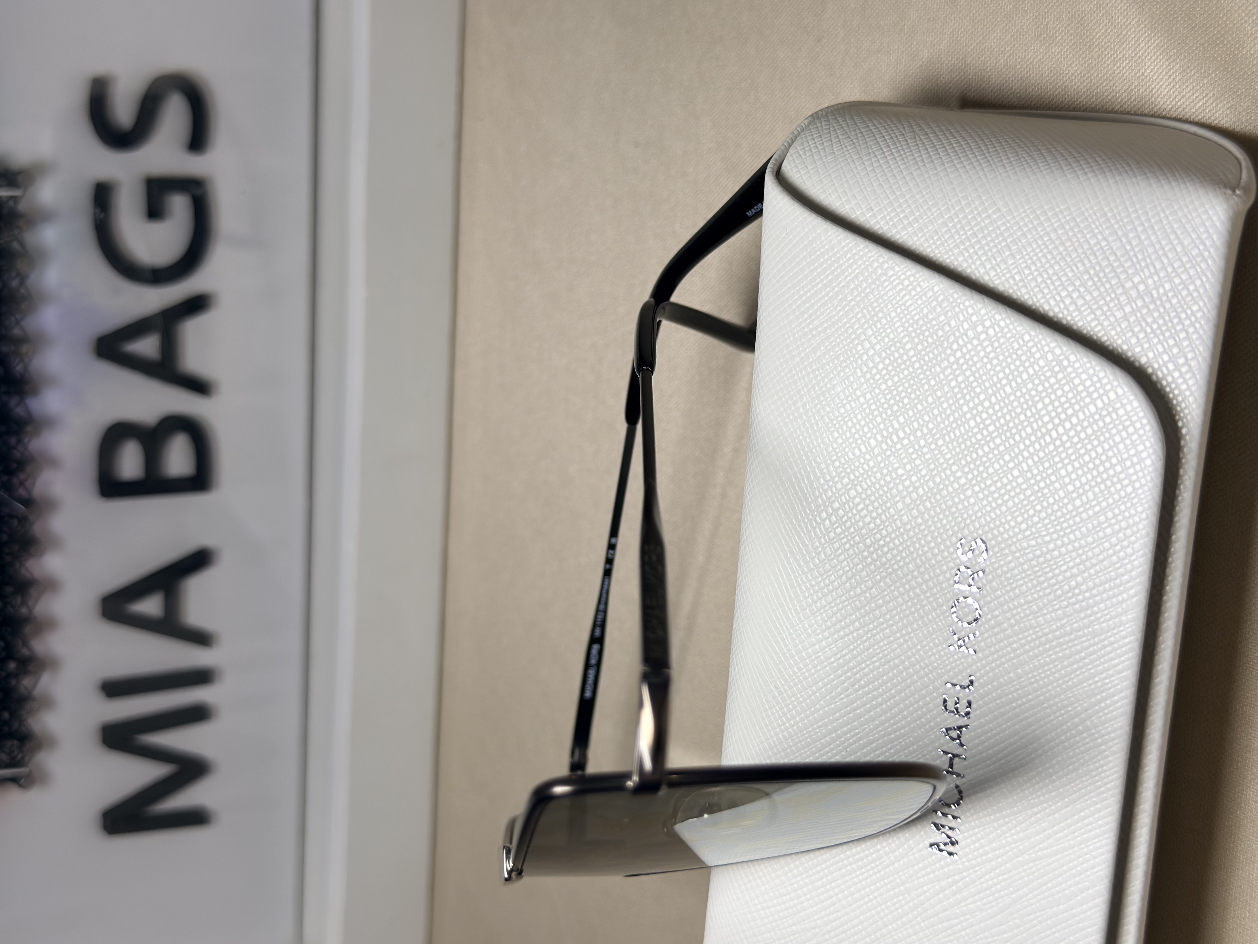 Gafas de sol plateadas con monogram en el cristal