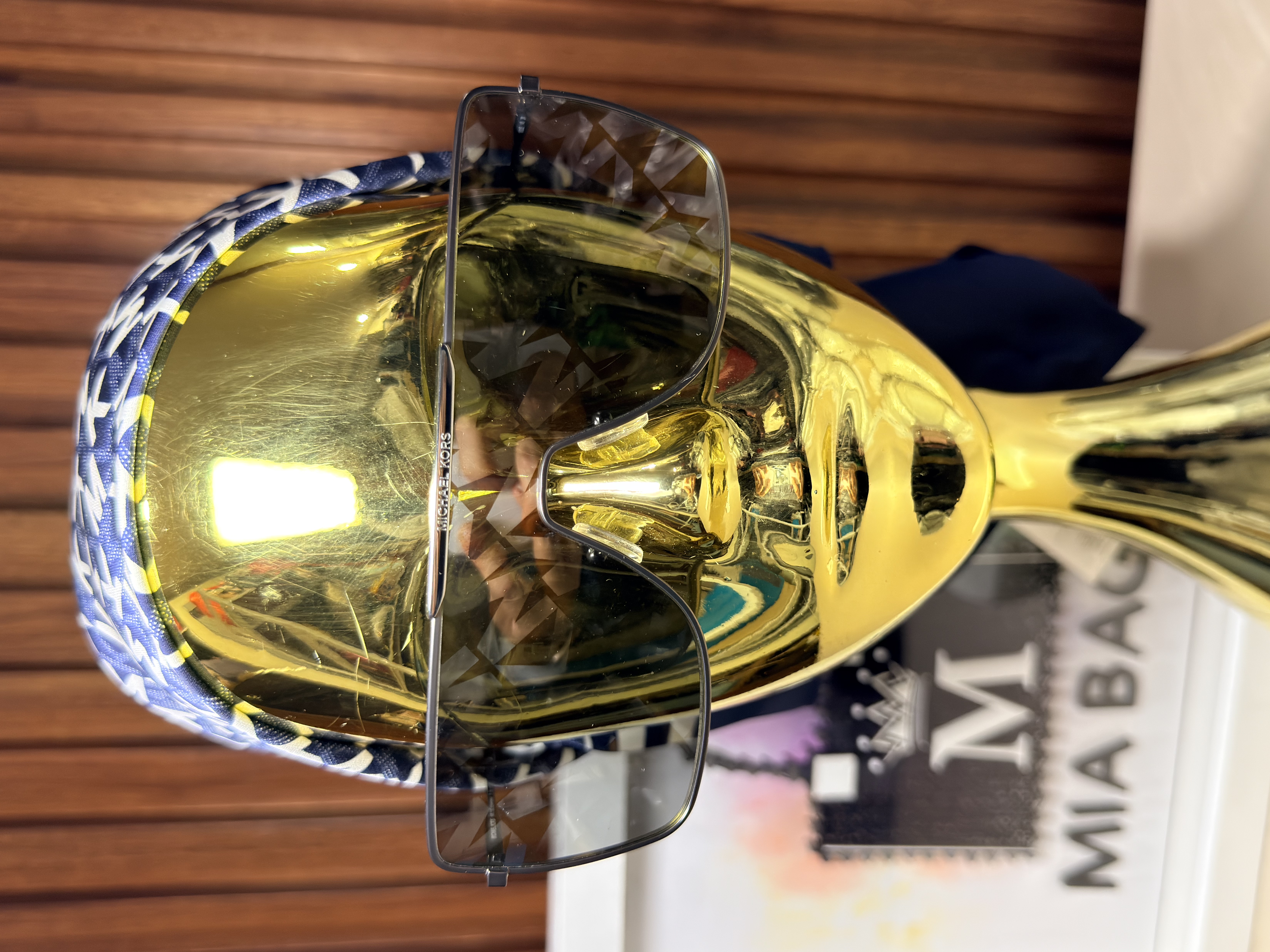 Gafas de sol plateadas con monogram en el cristal