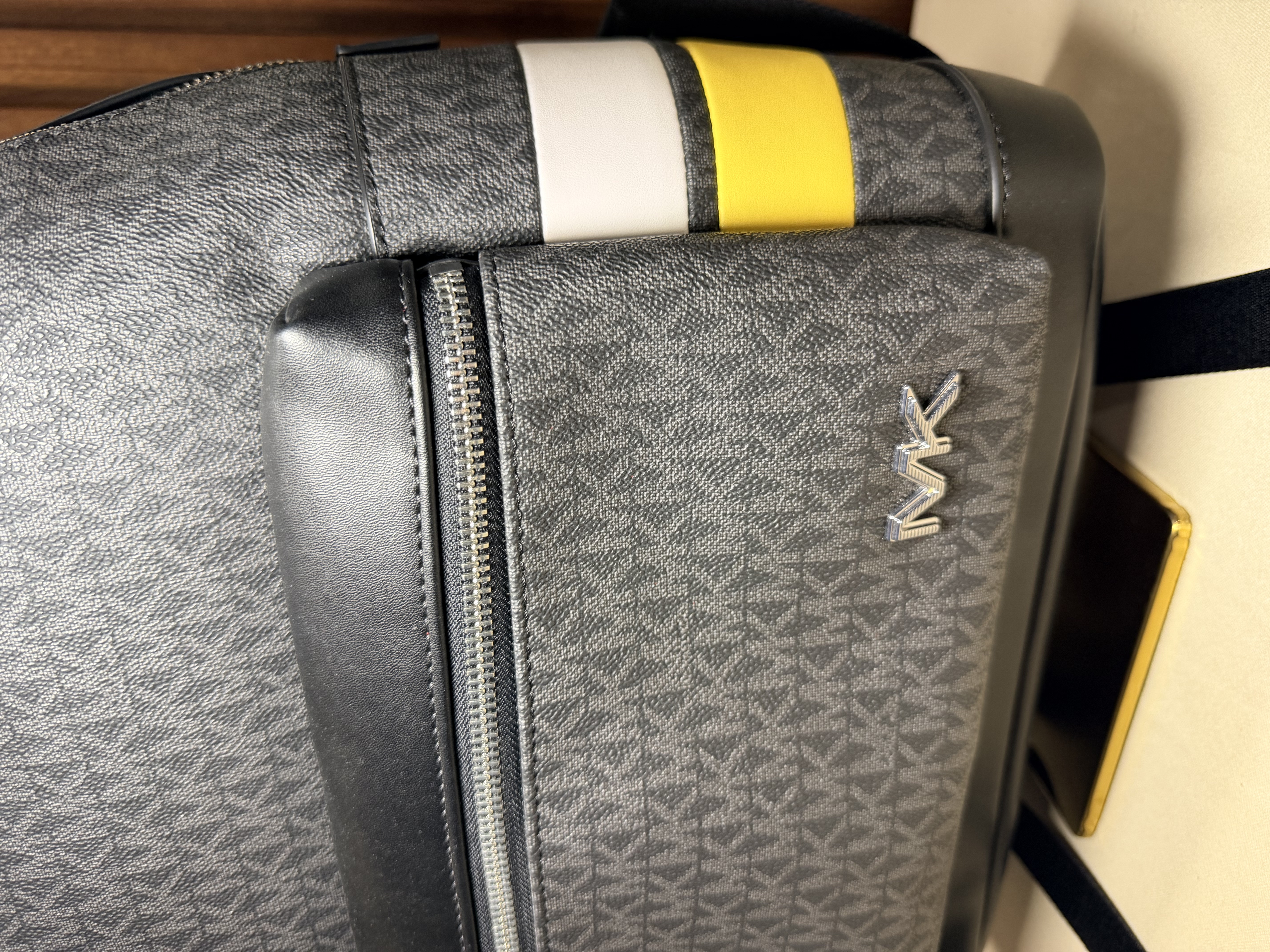 Mochila para caballero, negro con monogram.