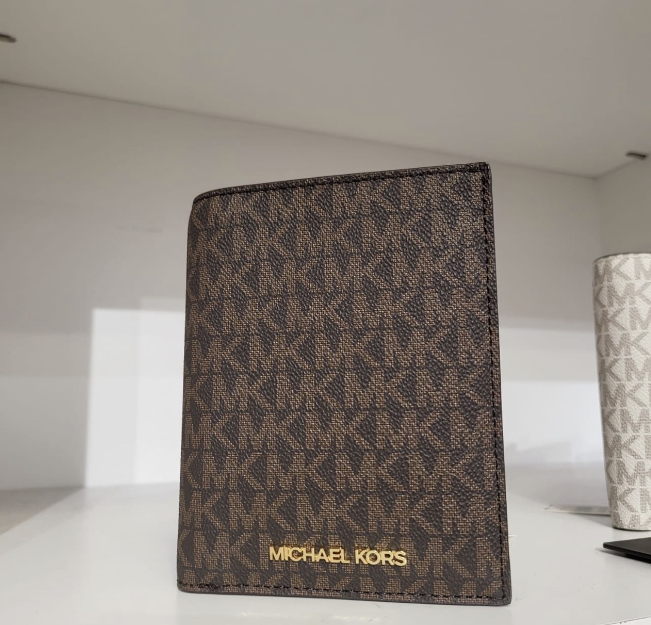 Porta pasaporte monográm chocolate