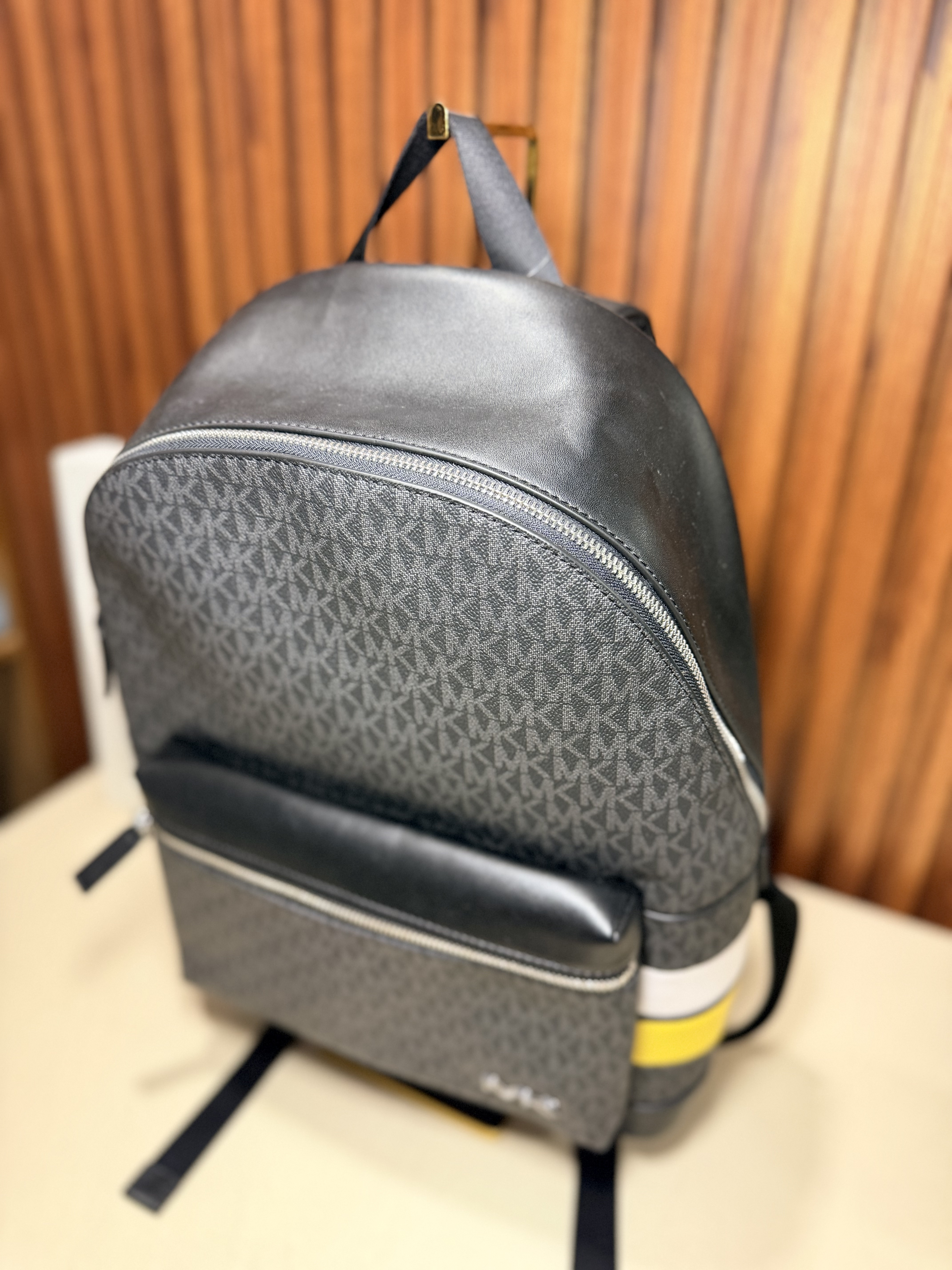 Mochila para caballero, negro con monogram.