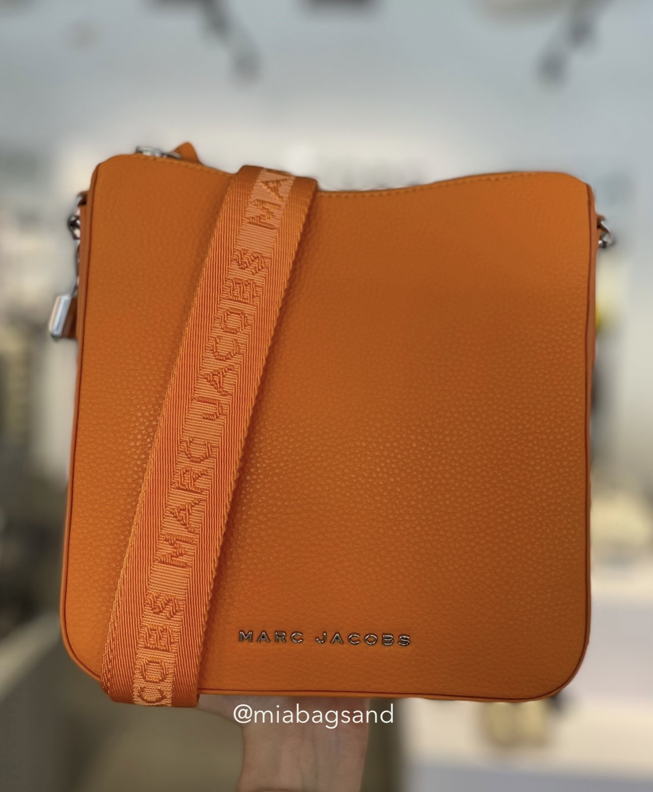 Crossbody naranja cuadrado con strap
