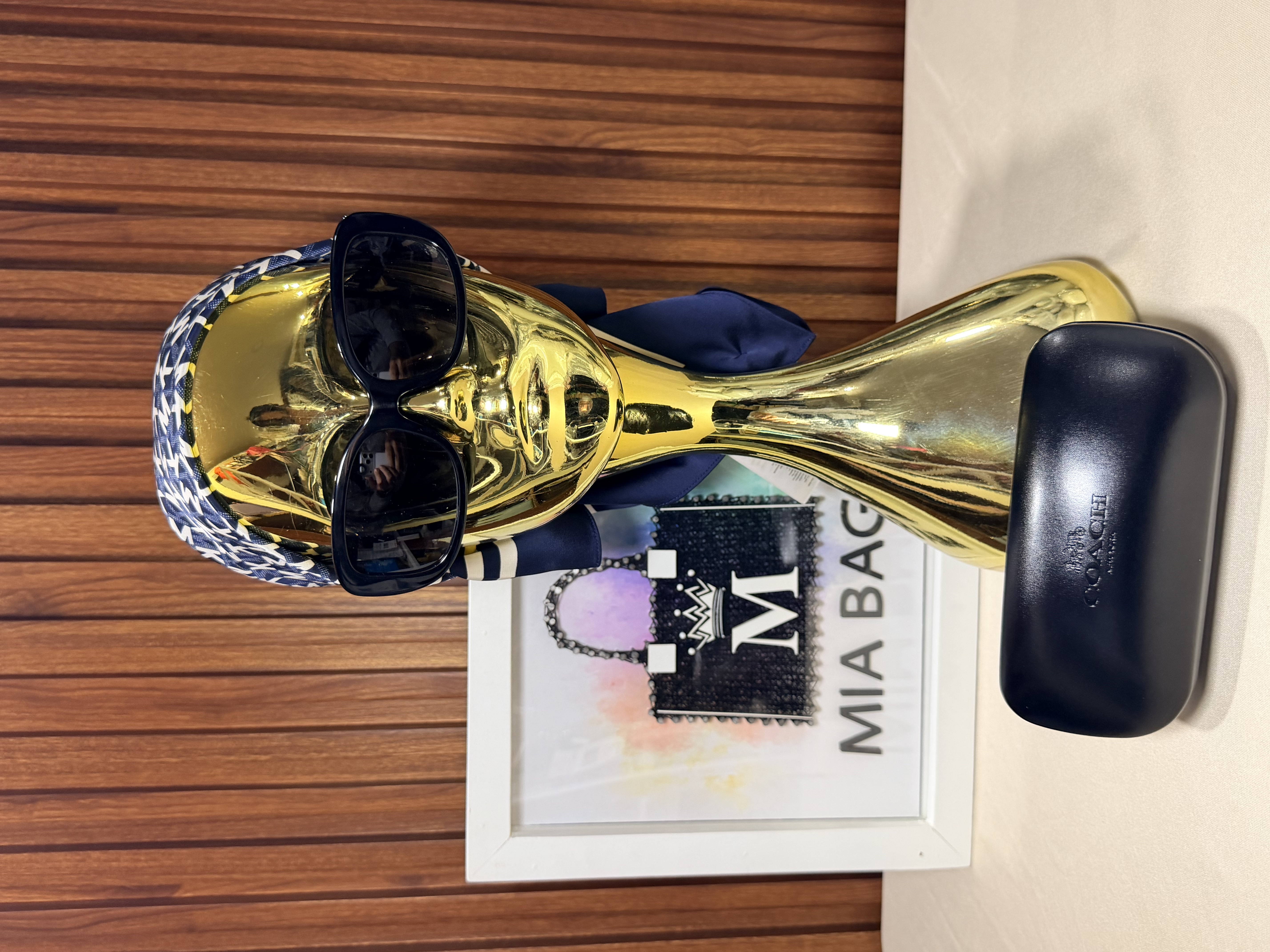 Gafas de sol negras con monogram en el poste