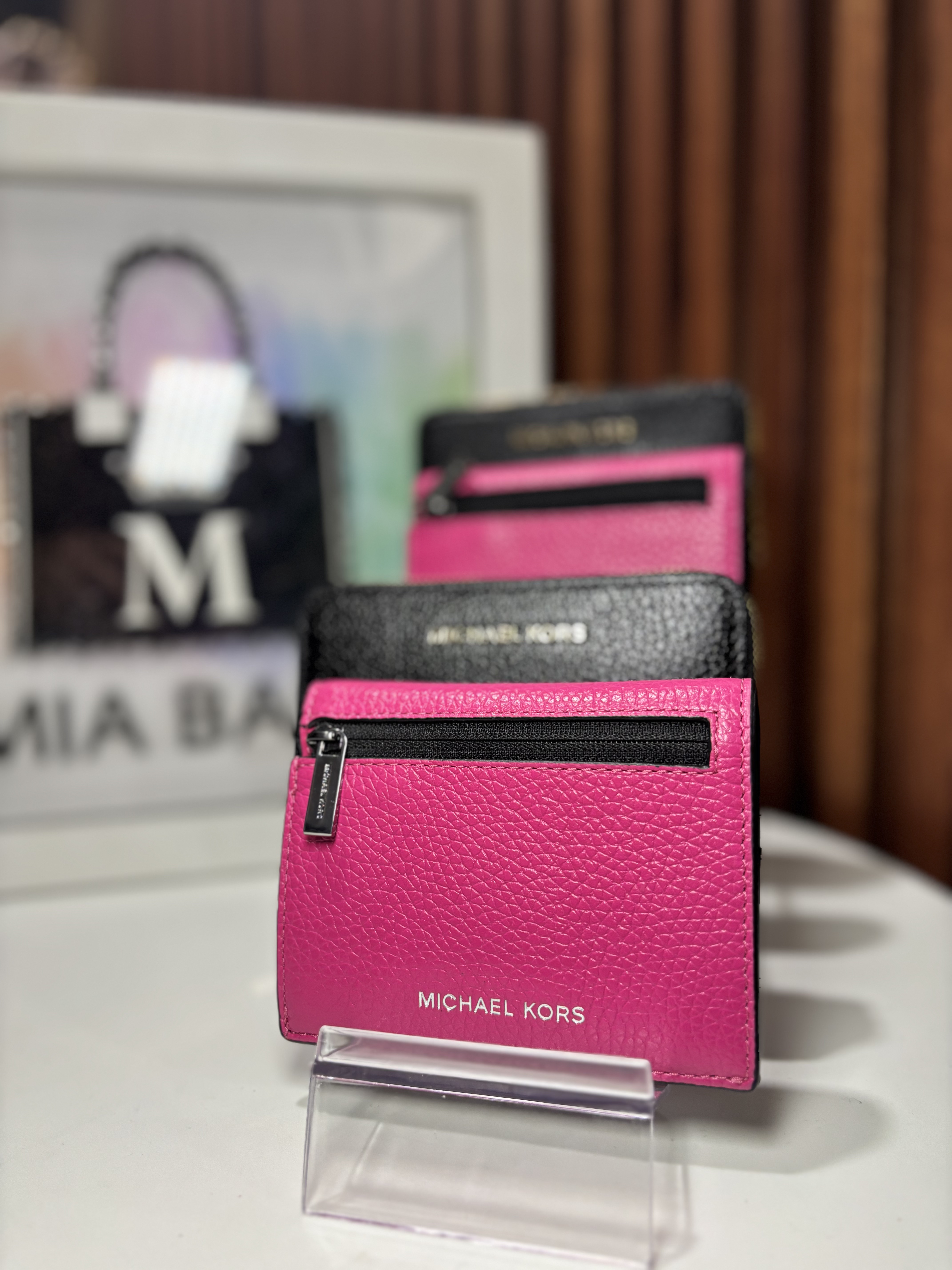 Tarjetero rosa con cierre negro