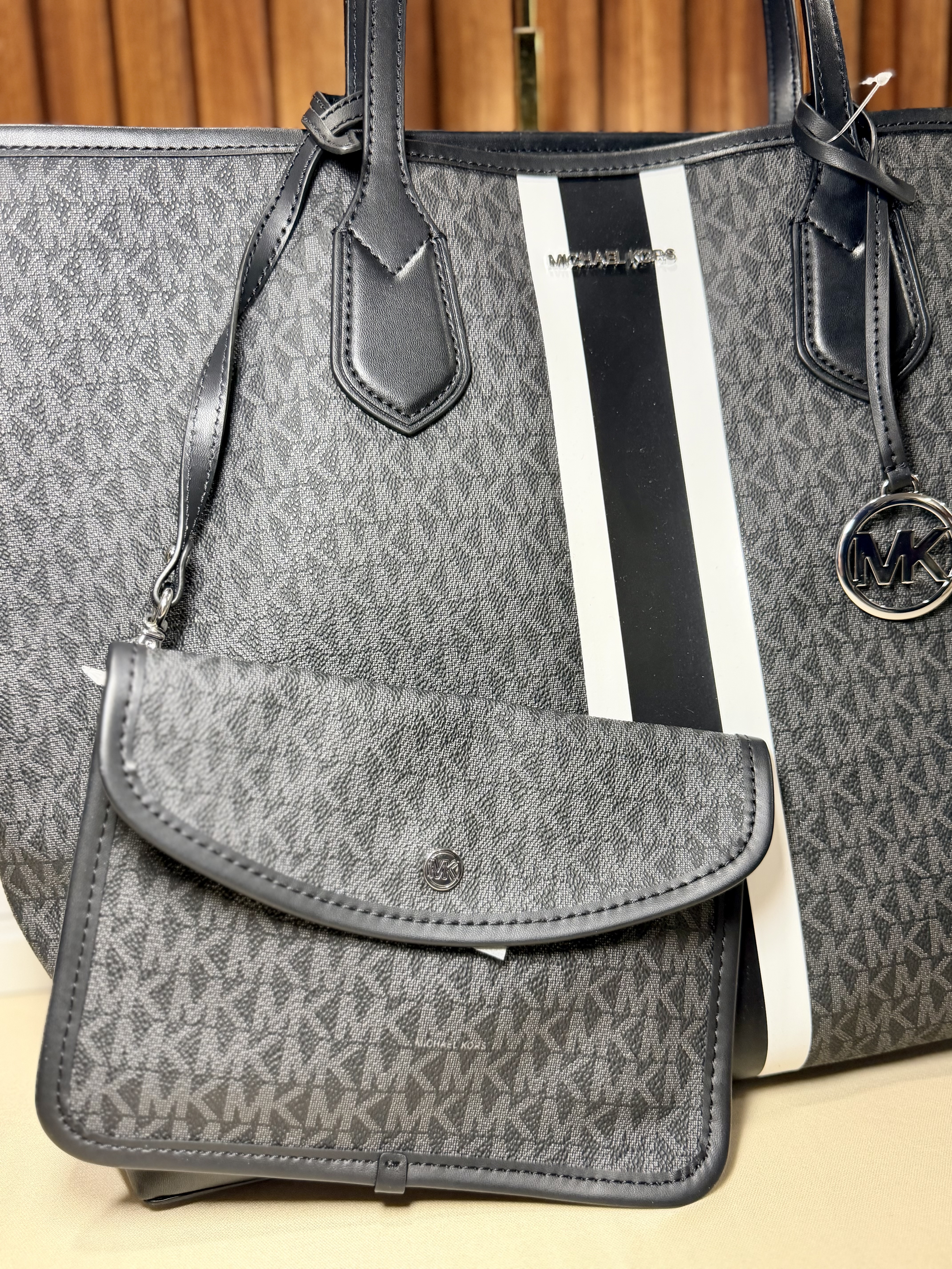 Tote negra con franga y monogram + estuche