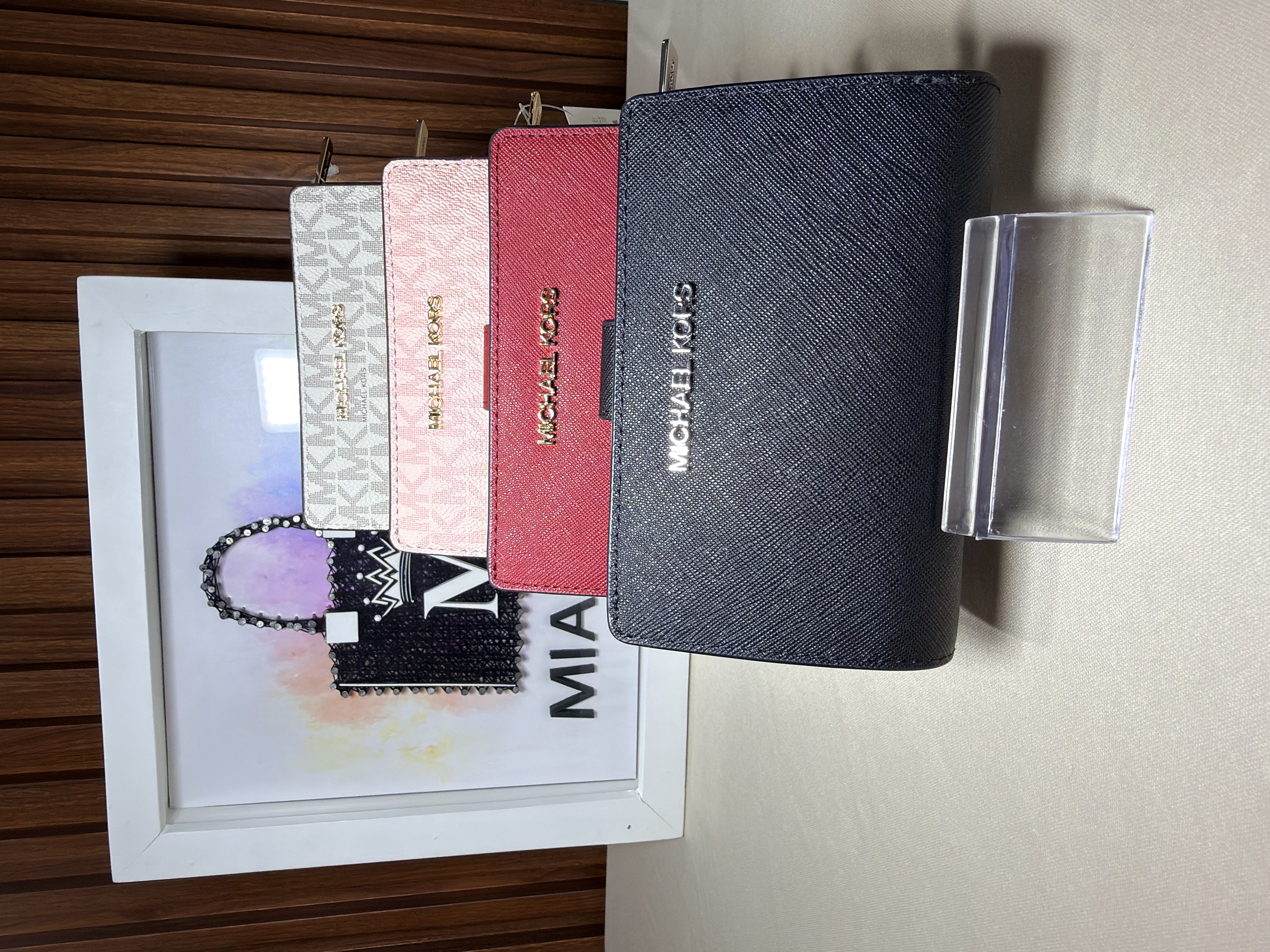 Cartera con cierre y broche a presión