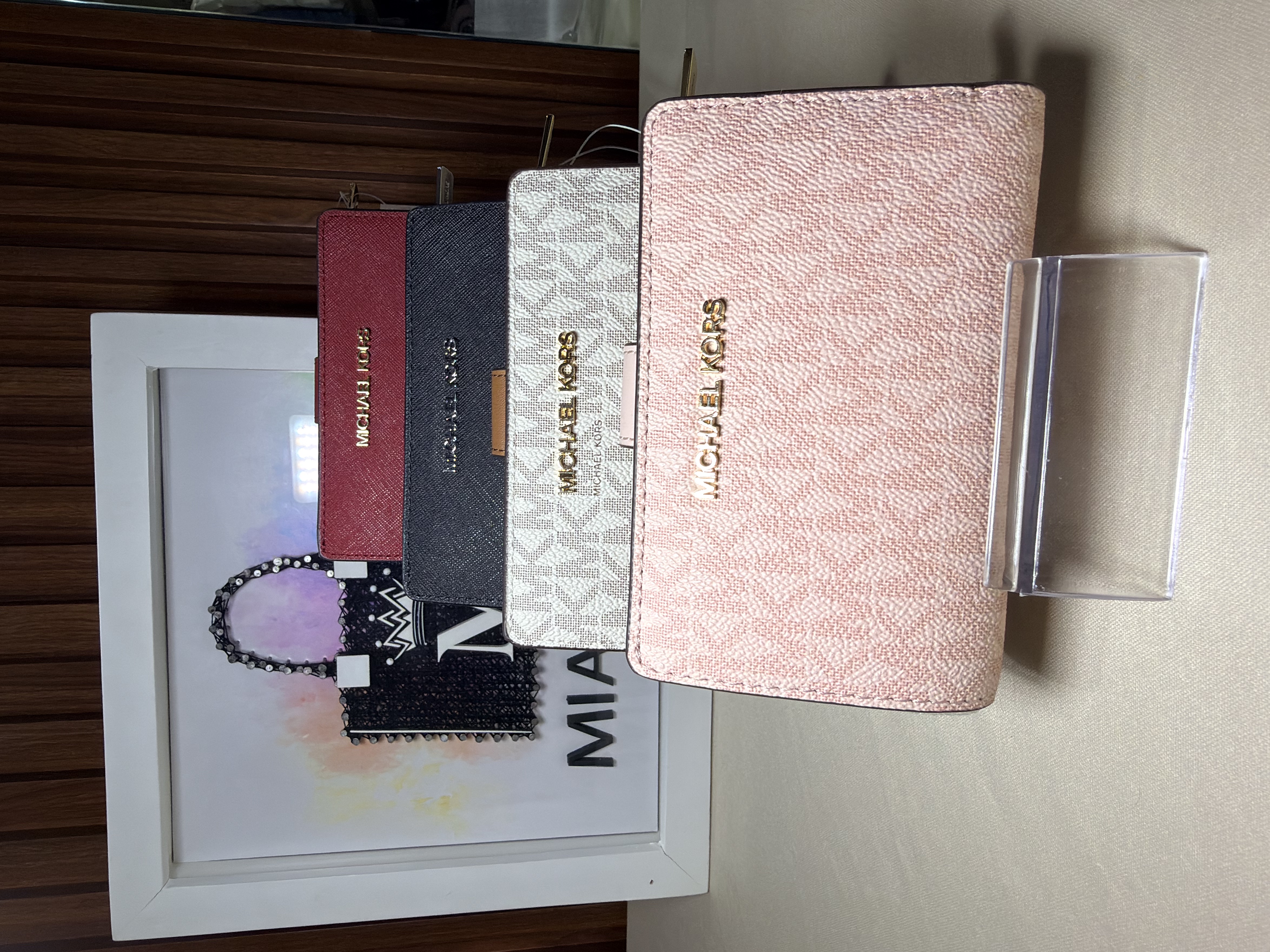 Cartera con cierre y broche a presión