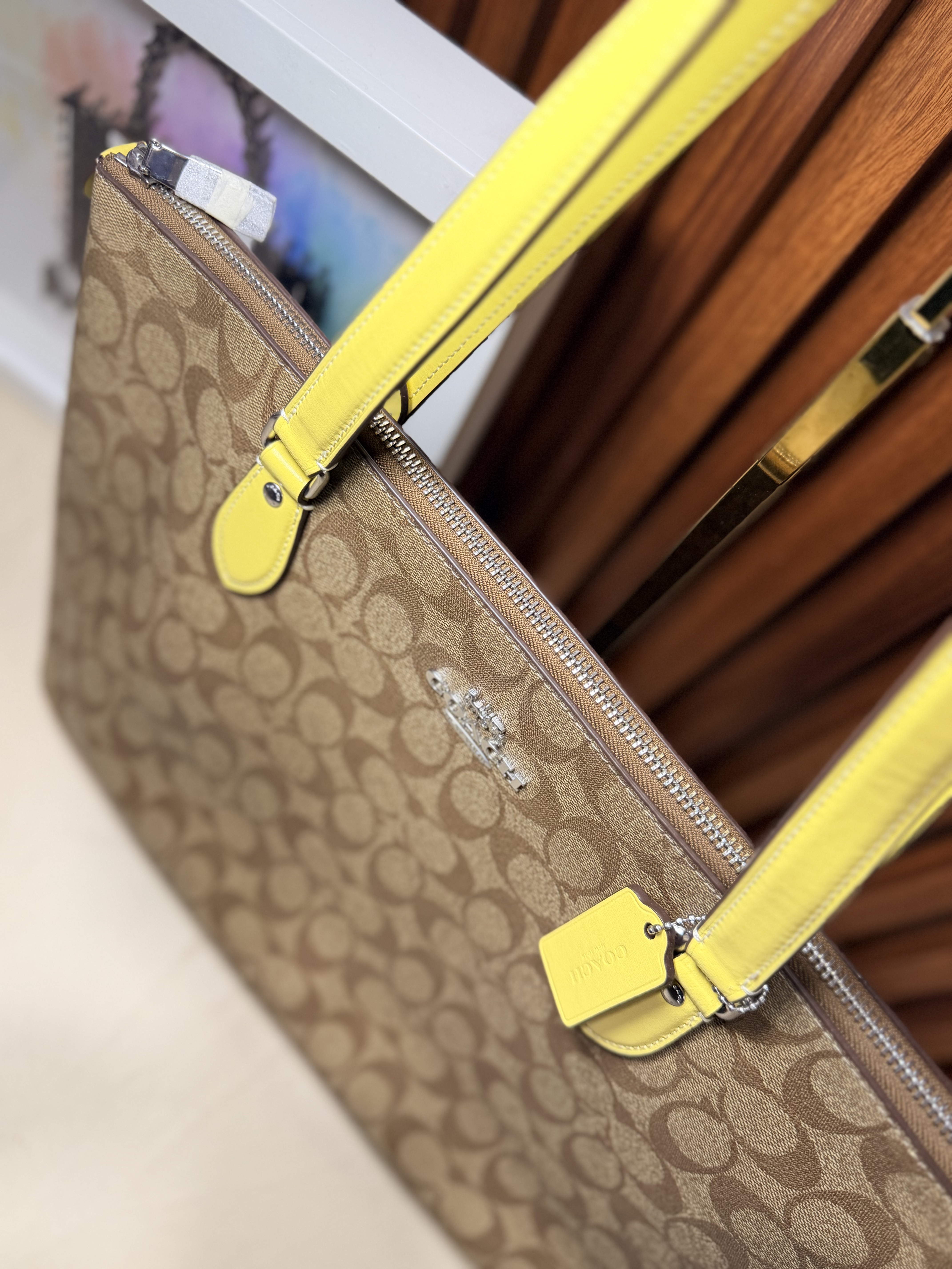 Tote con cierre, monogram y detalles amarillos