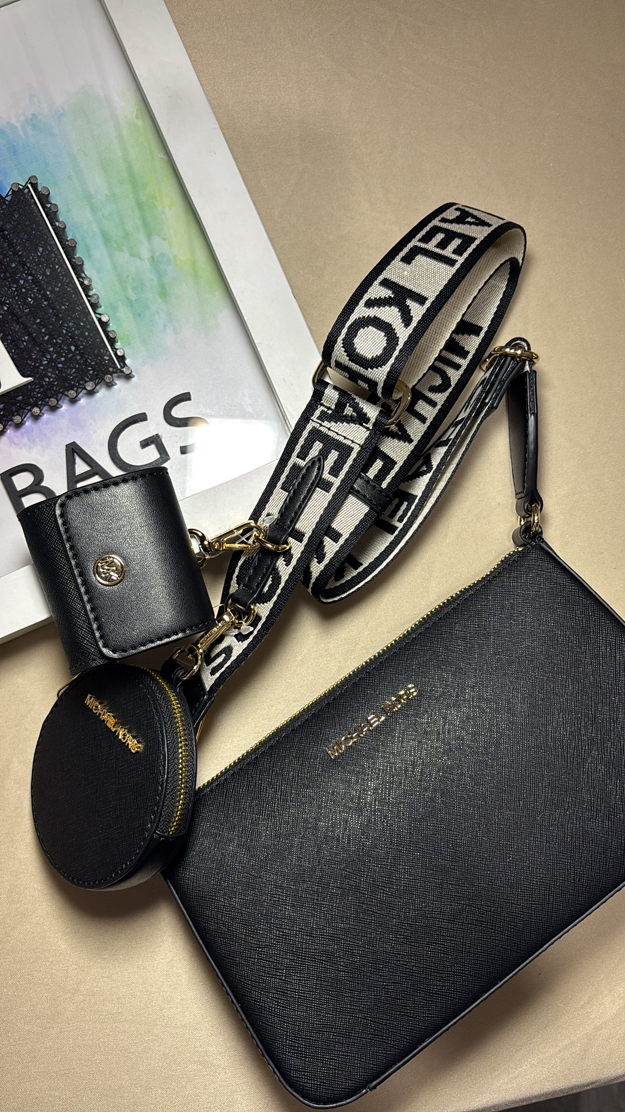 Crossbody con strap grueso y 2 accesorios, negro.