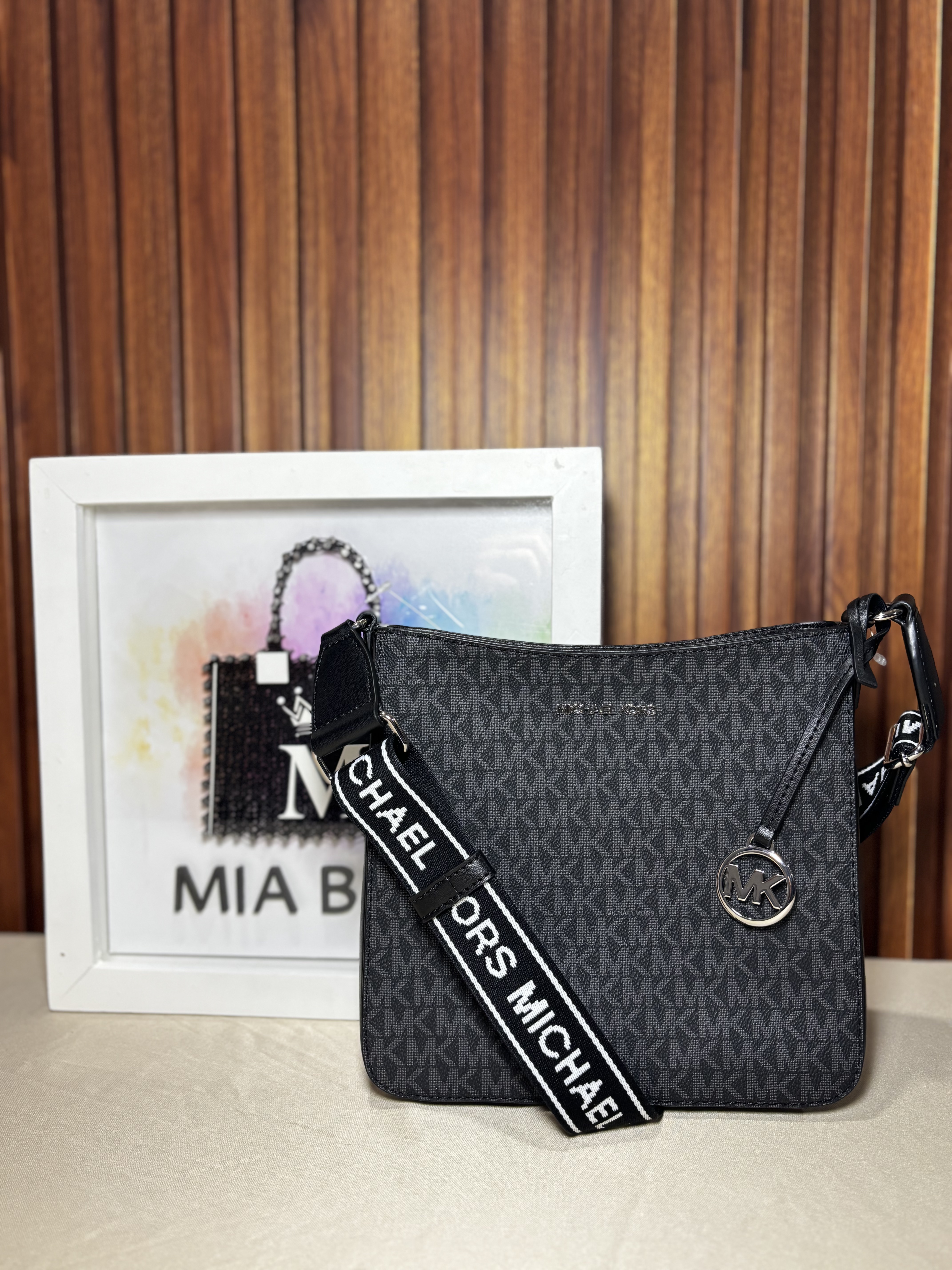 Crossbody con monogram negra