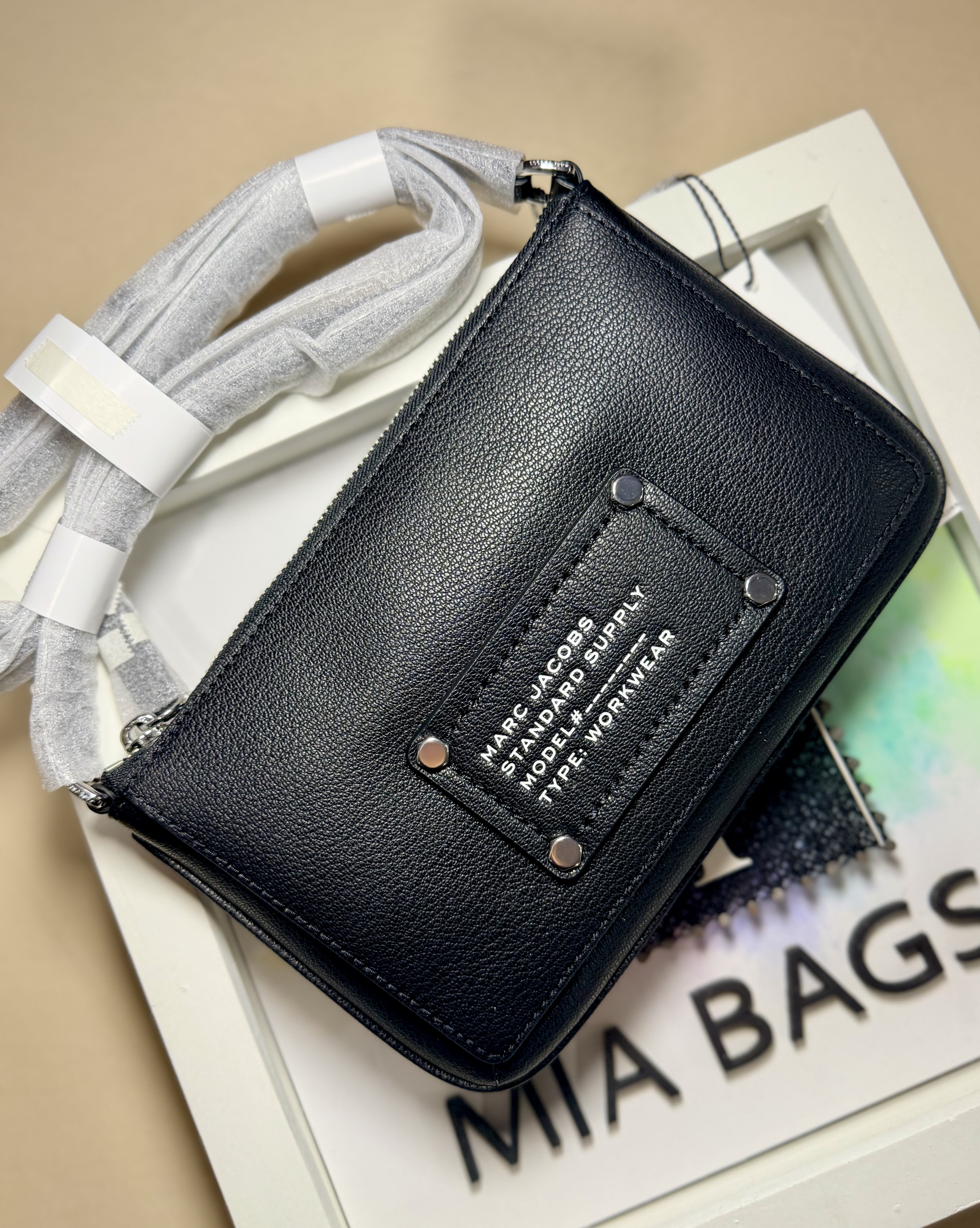 Standard supply negro y blanco