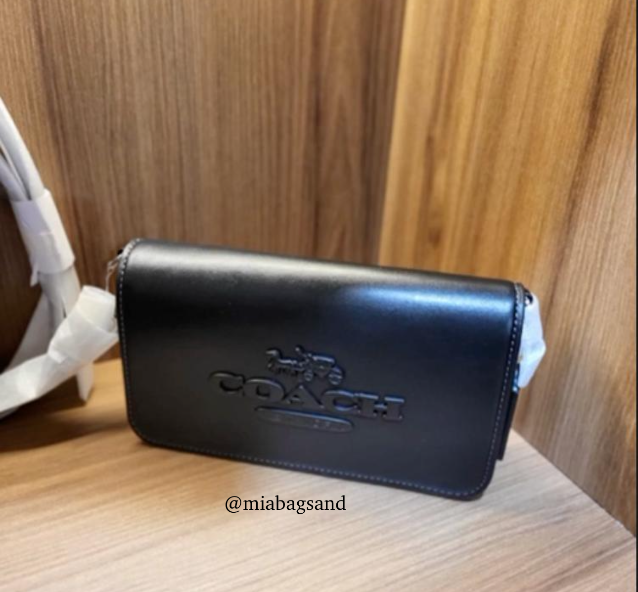 Bolso negro con strap largo