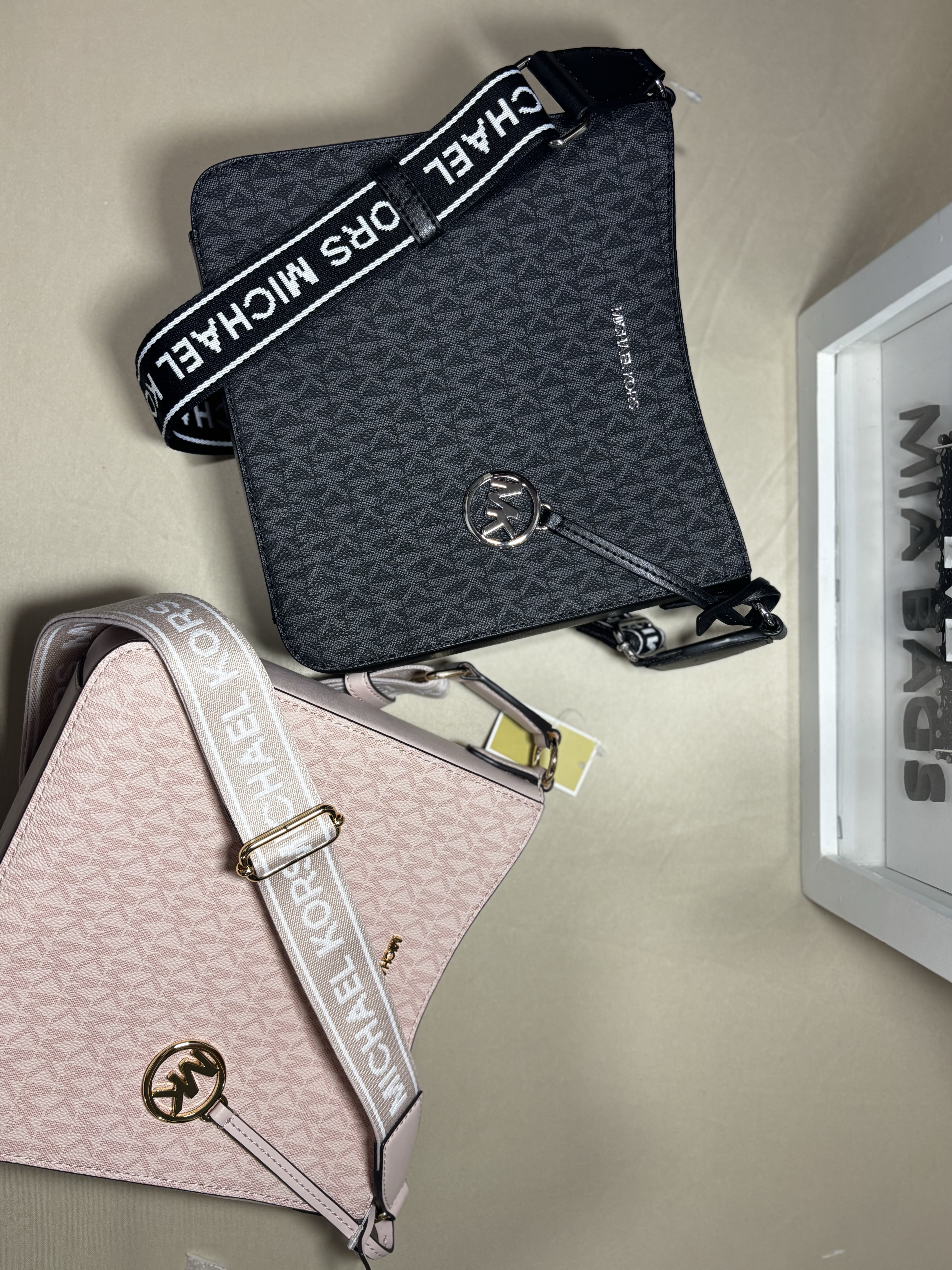 Crossbody con monogram negra