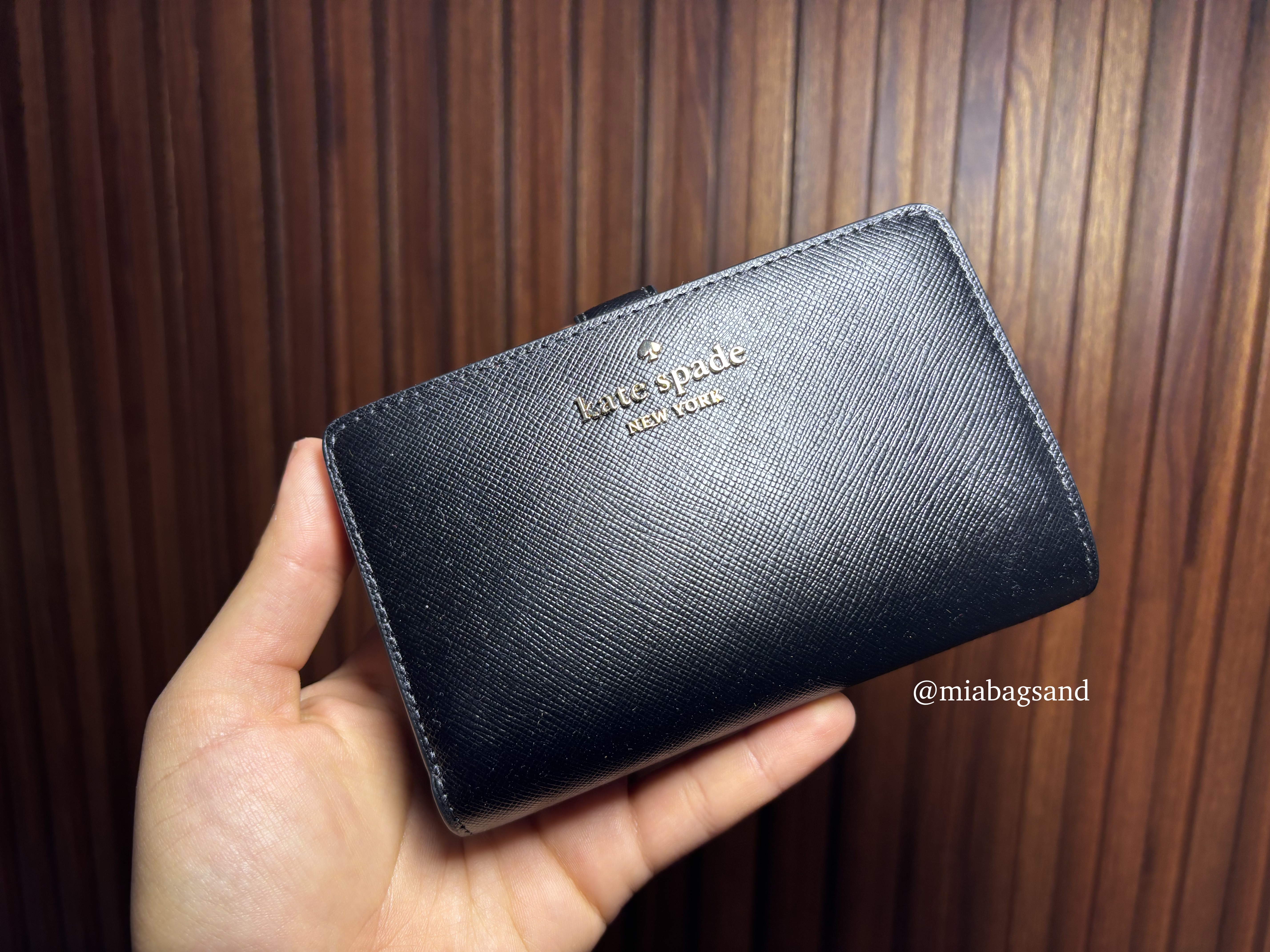 Cartera negra con clip a presión