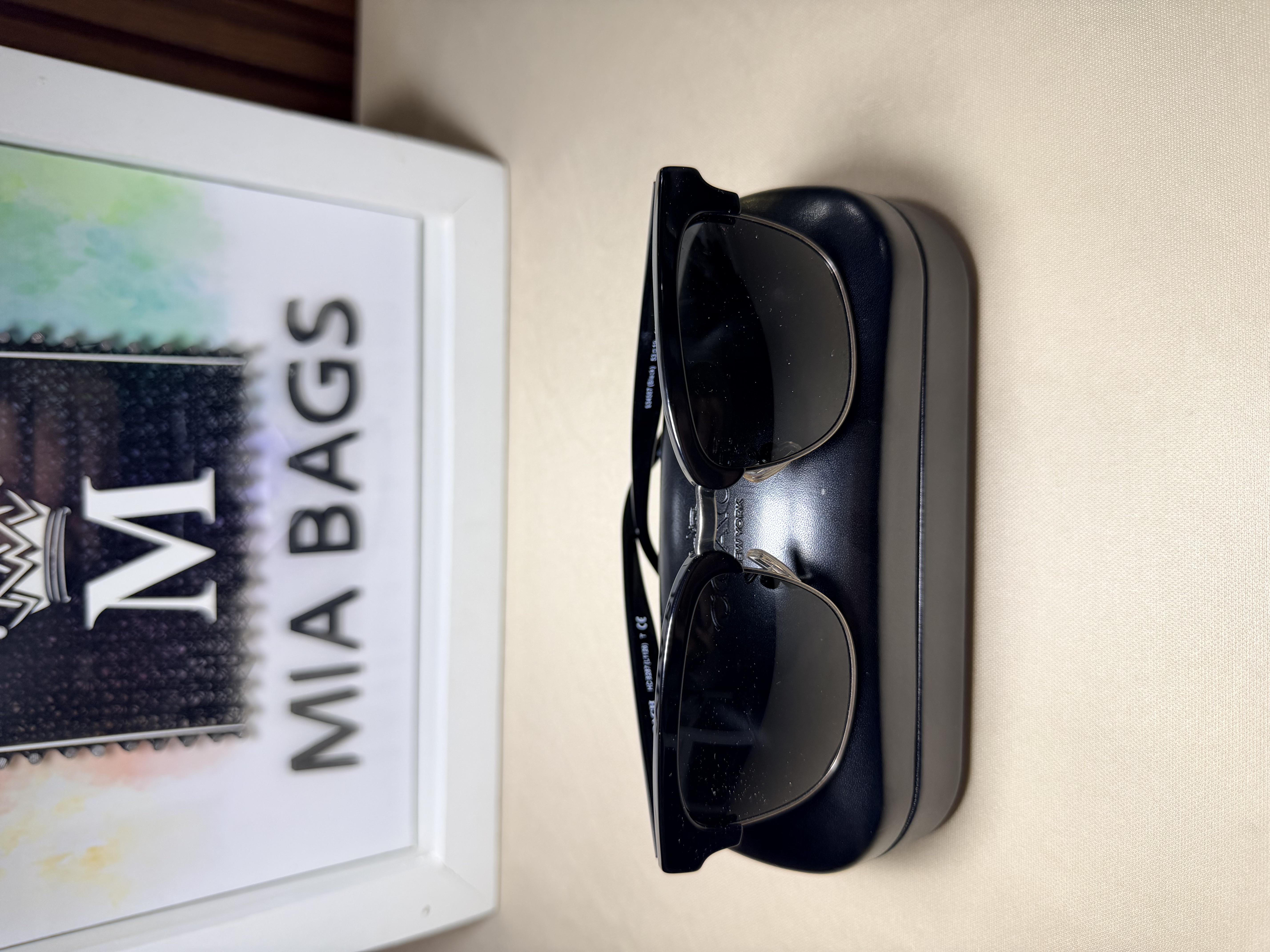 Gafas de sol con medio marco negro