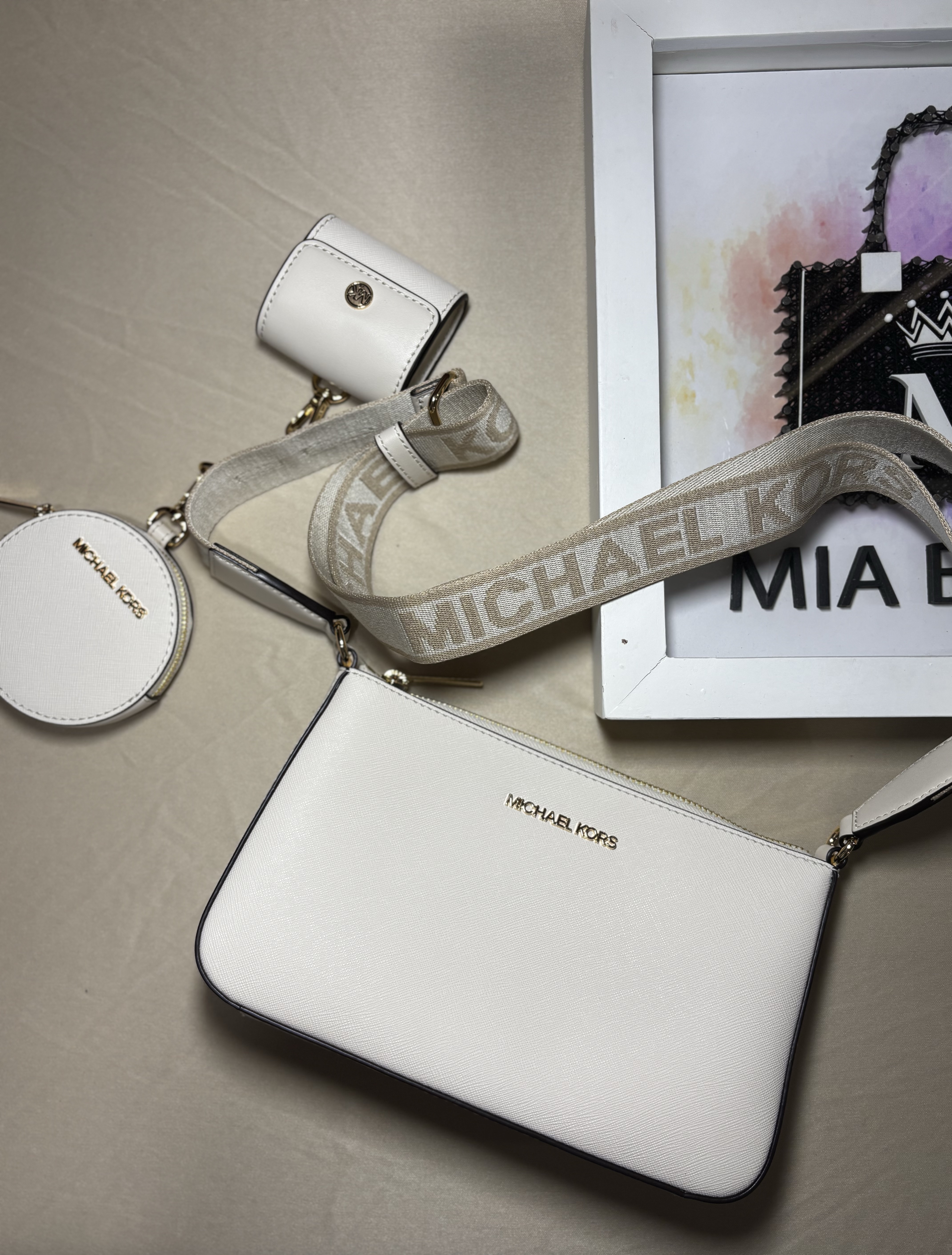 Crossbody con strap grueso y 2 accesorios, blanco.