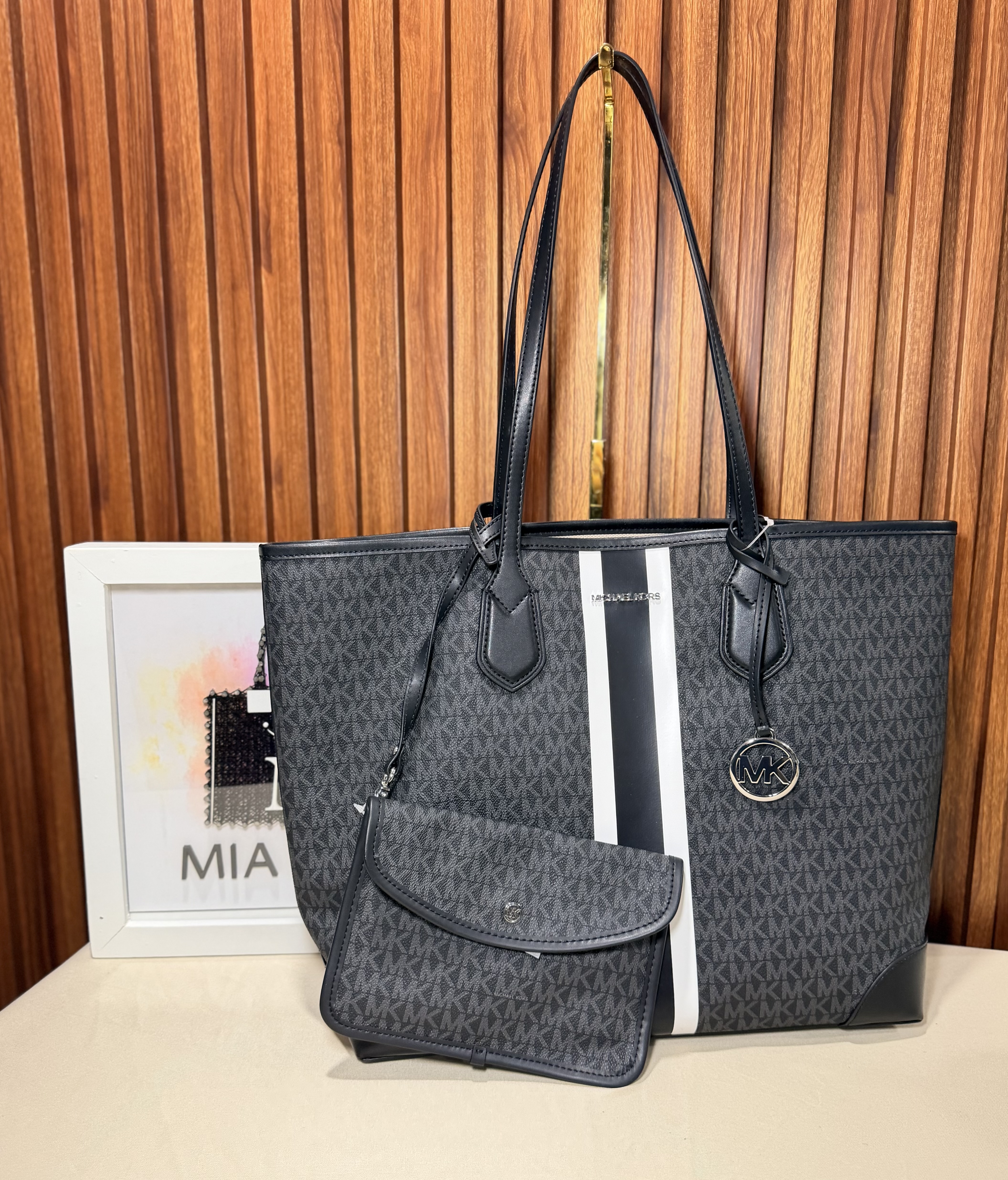 Tote negra con franga y monogram + estuche