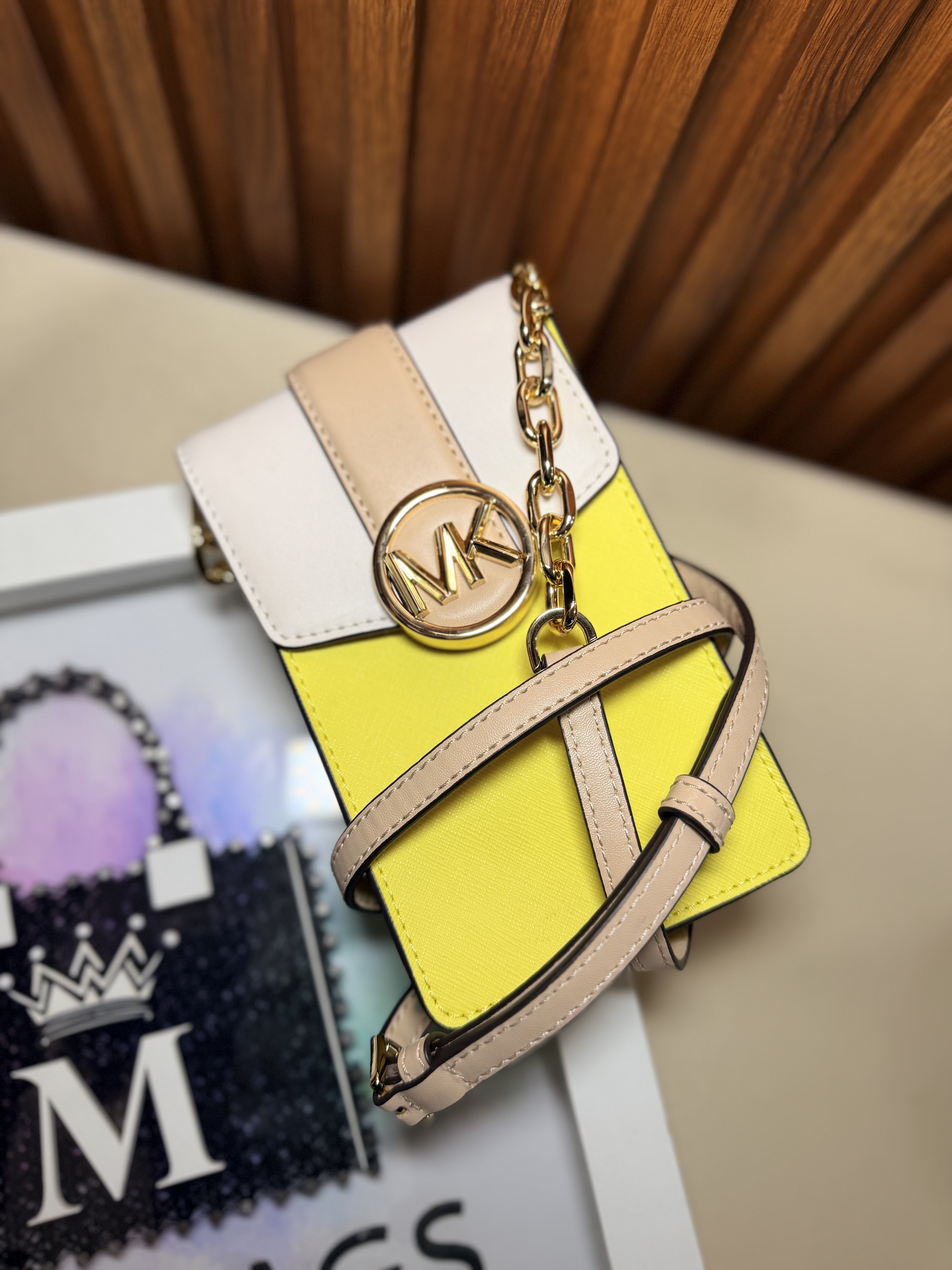 Porta celular amarillo