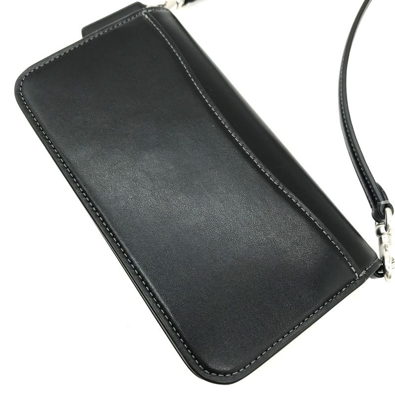 Bolso negro con strap largo 