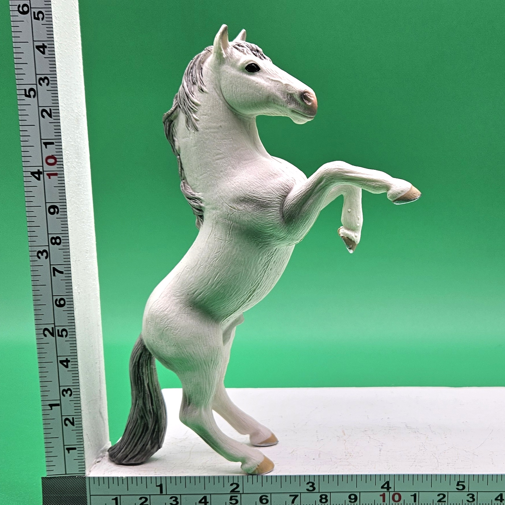 Figura de caballo blanco