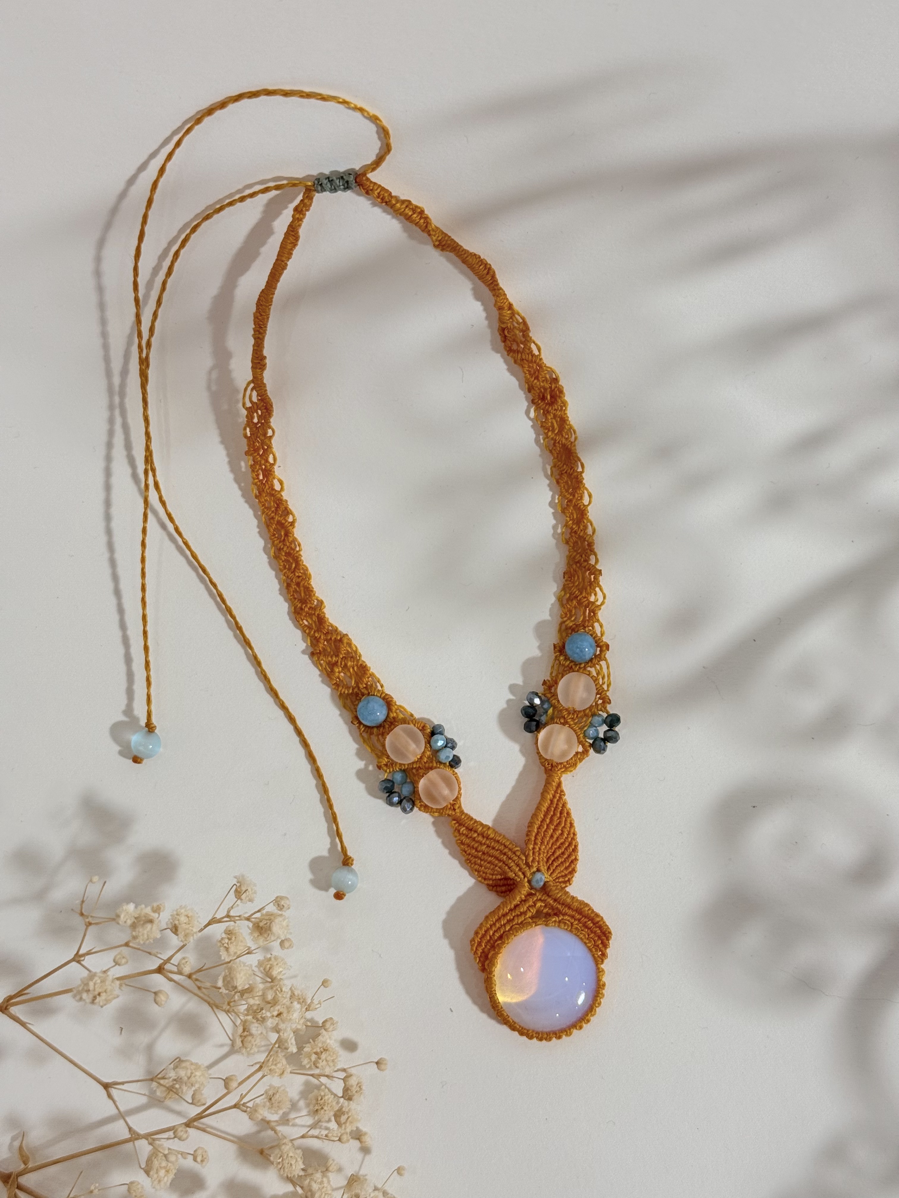 Collier artisanal en macramé
