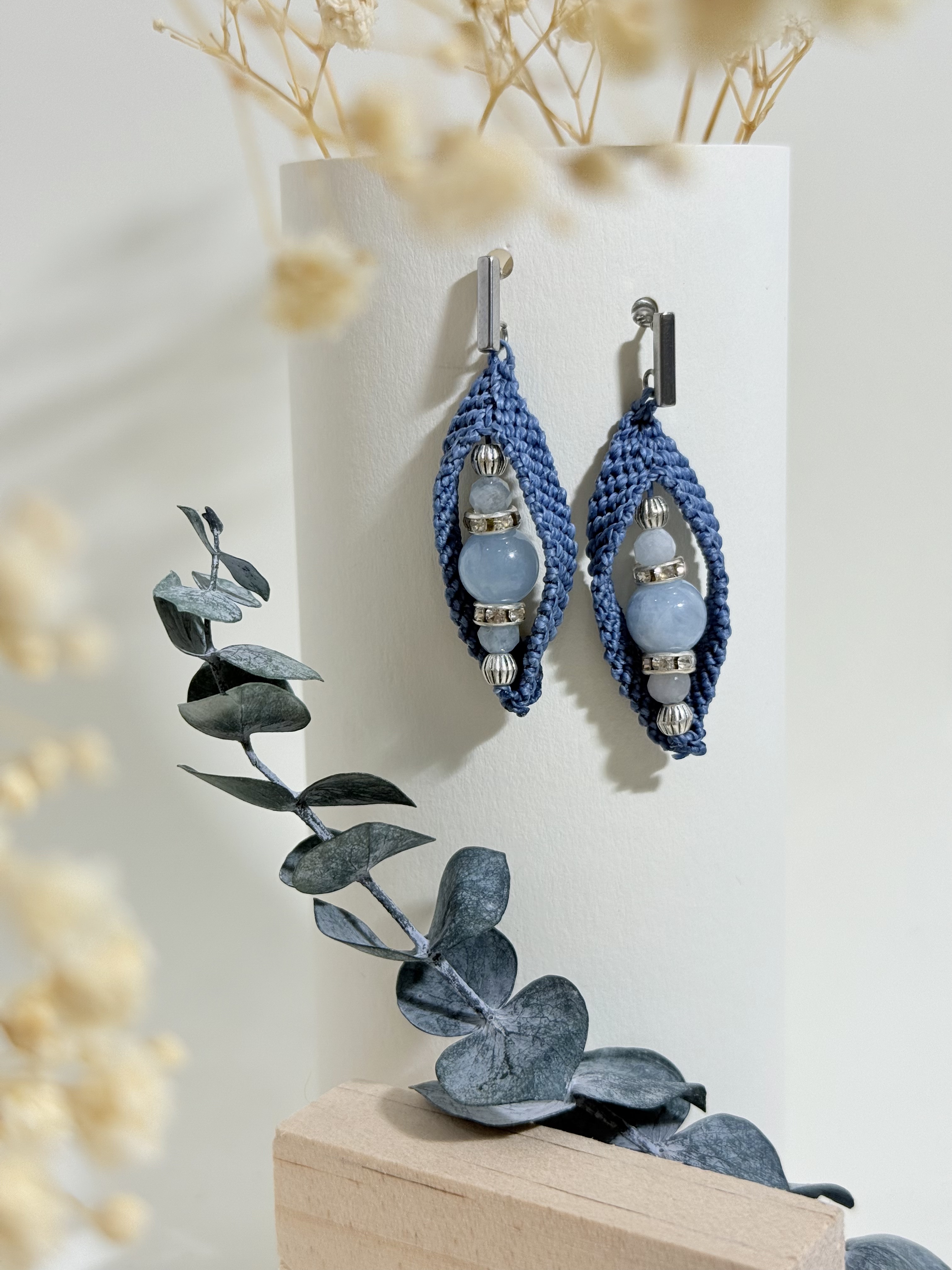 Boucles d'oreilles en macramé bleu