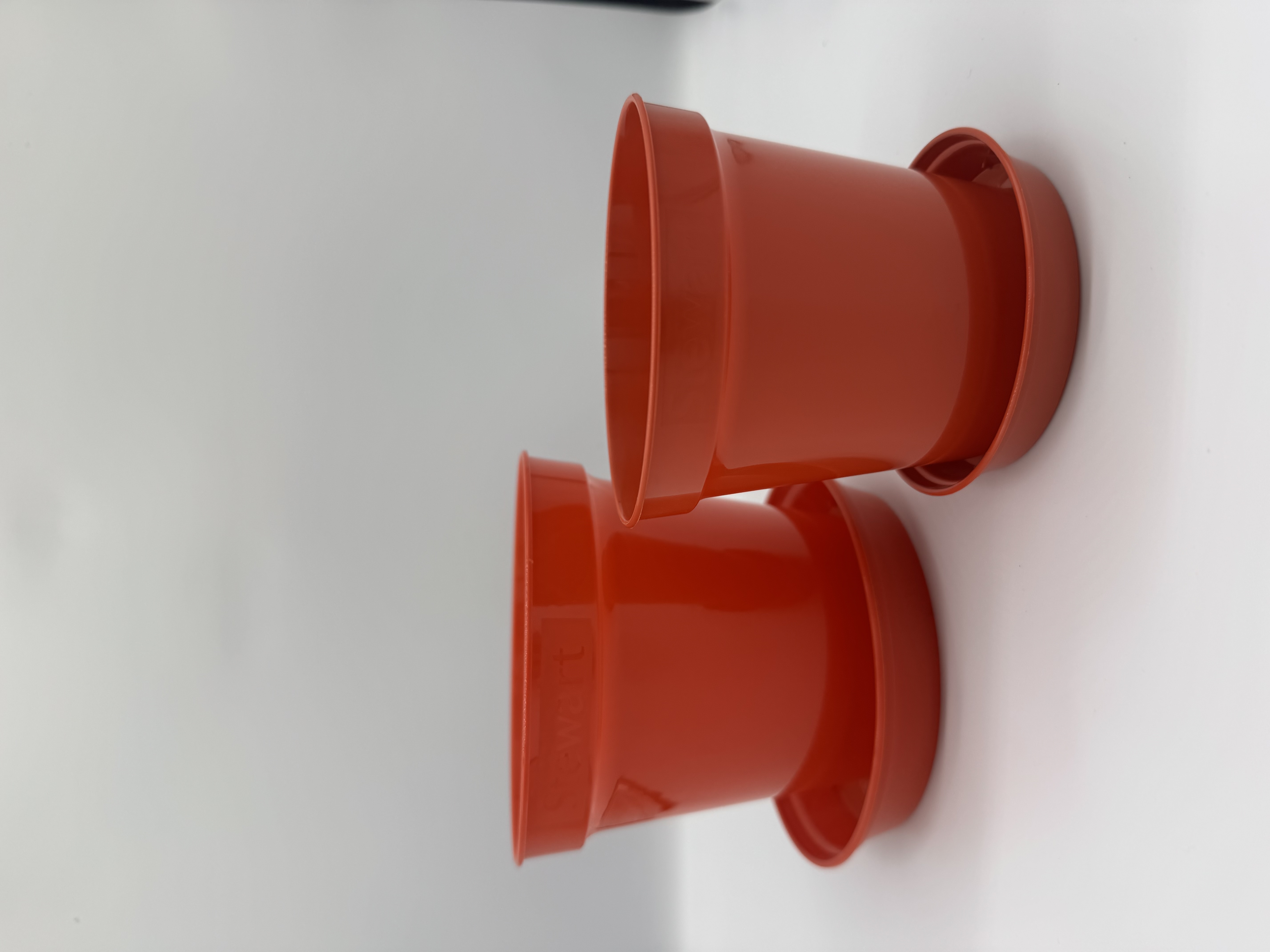 Plastic plant pots