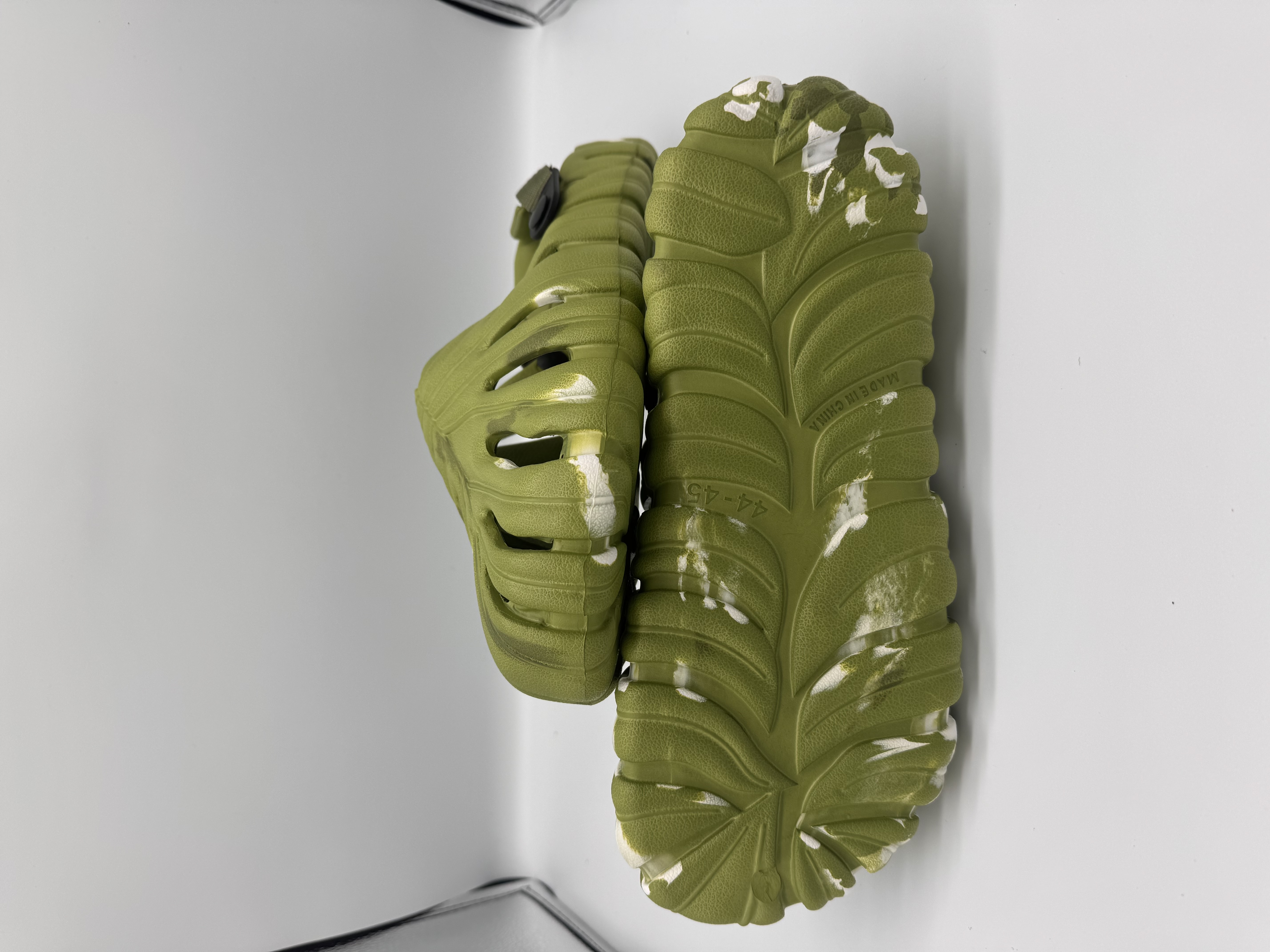Monstera Leaf Slippers – Soft, Comfortable & Stylish Indoor Footwear