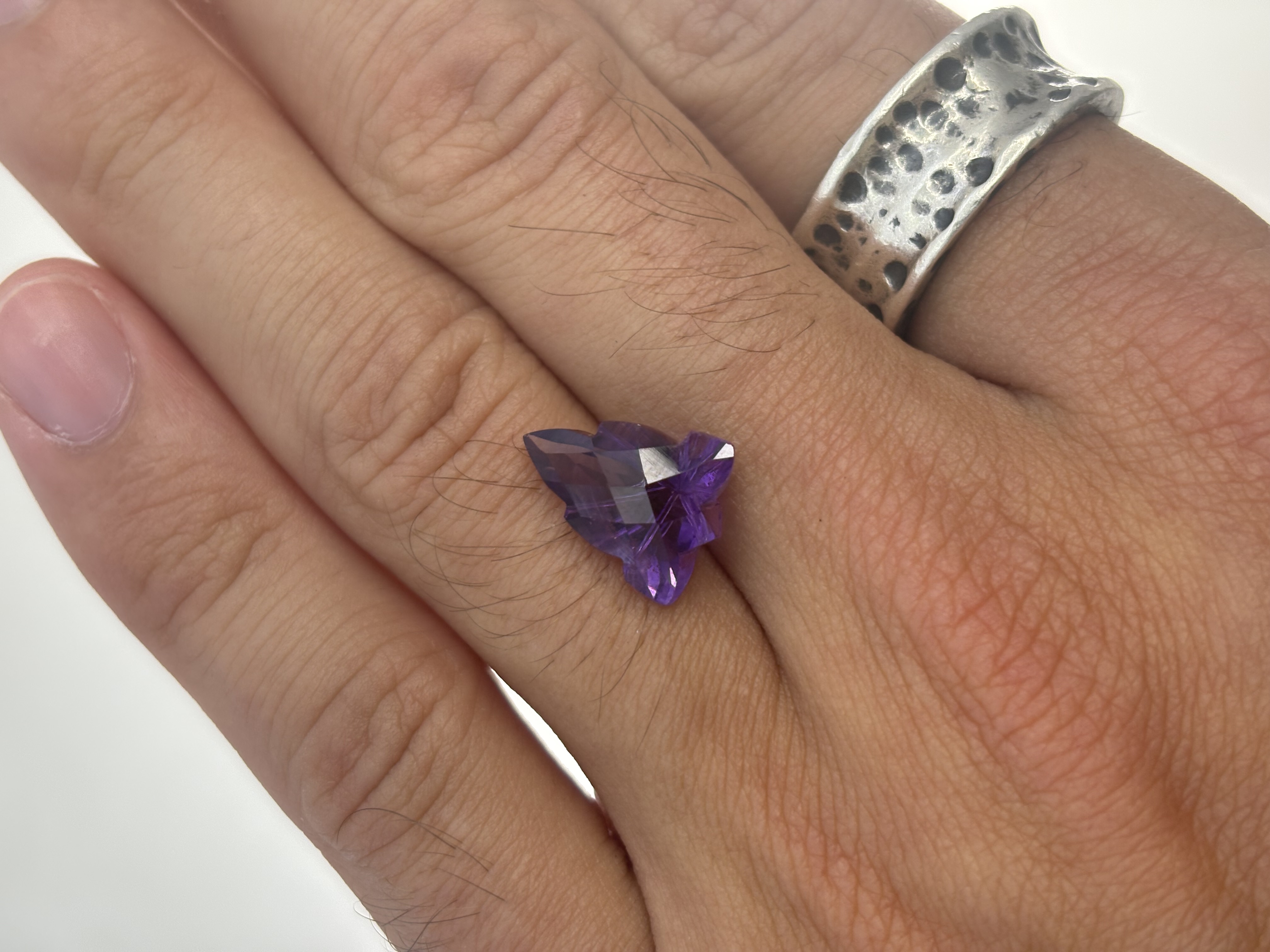 Améthyste taillée en forme de feuille 6,05 Carats