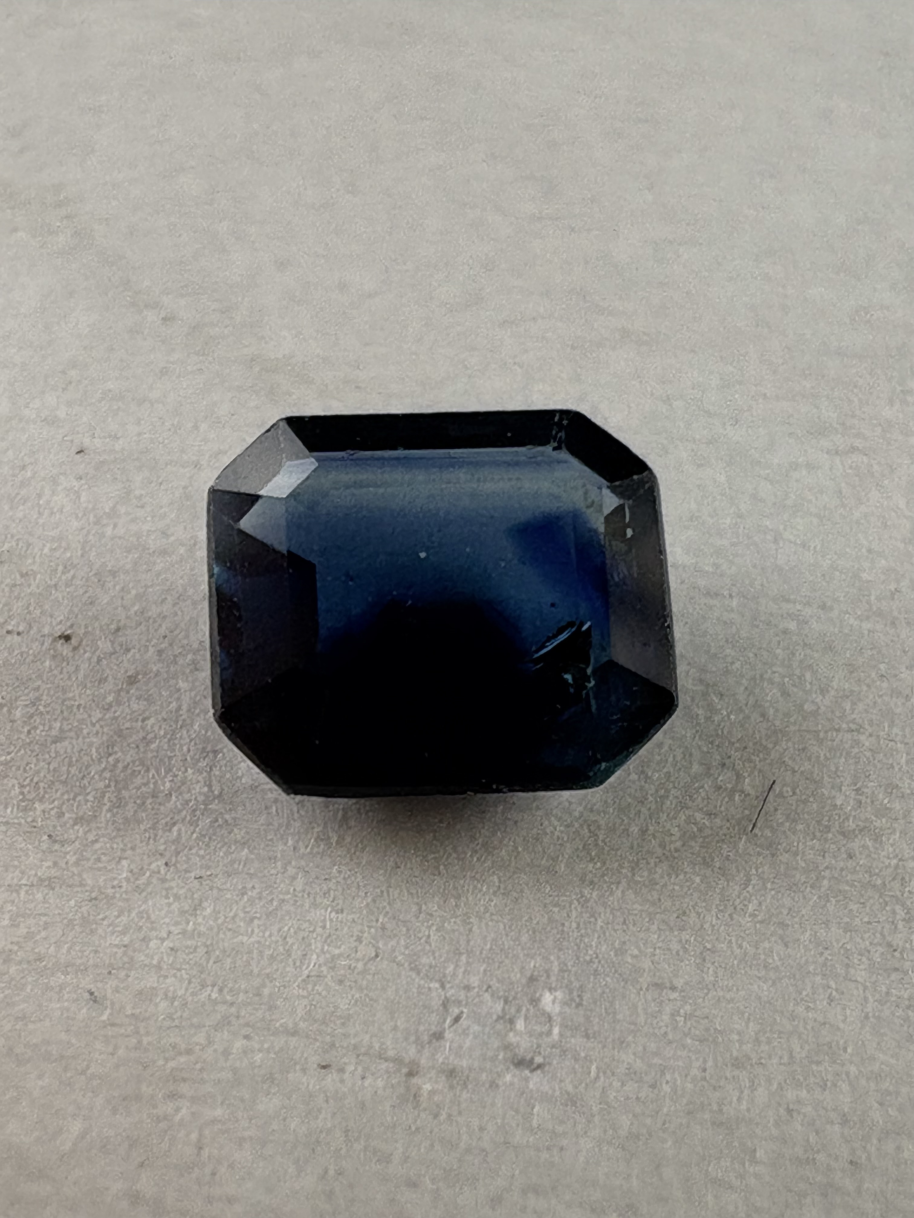 Saphir bleu taille émeraude 0,56 Carats