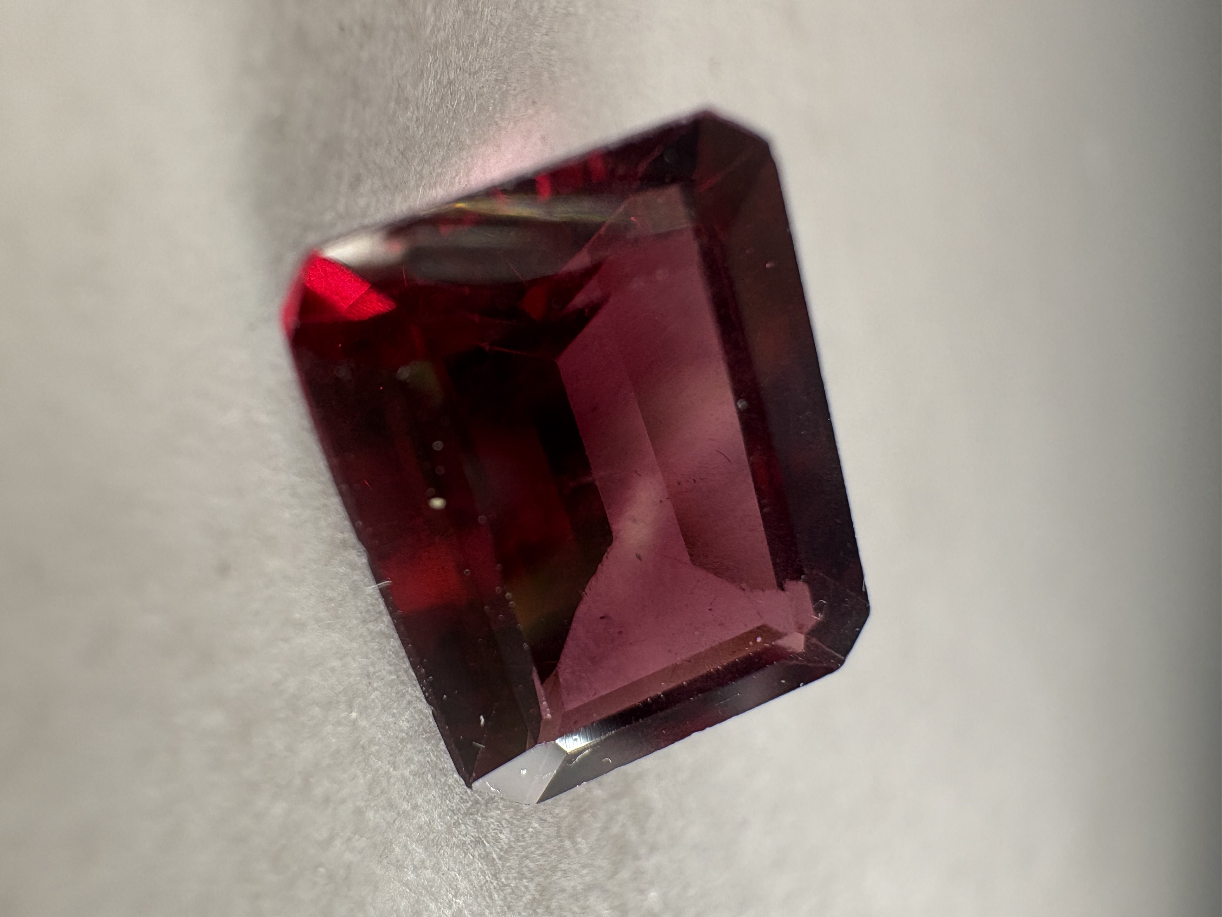 Grenat rouge taille émeraude 1,25 Carats 