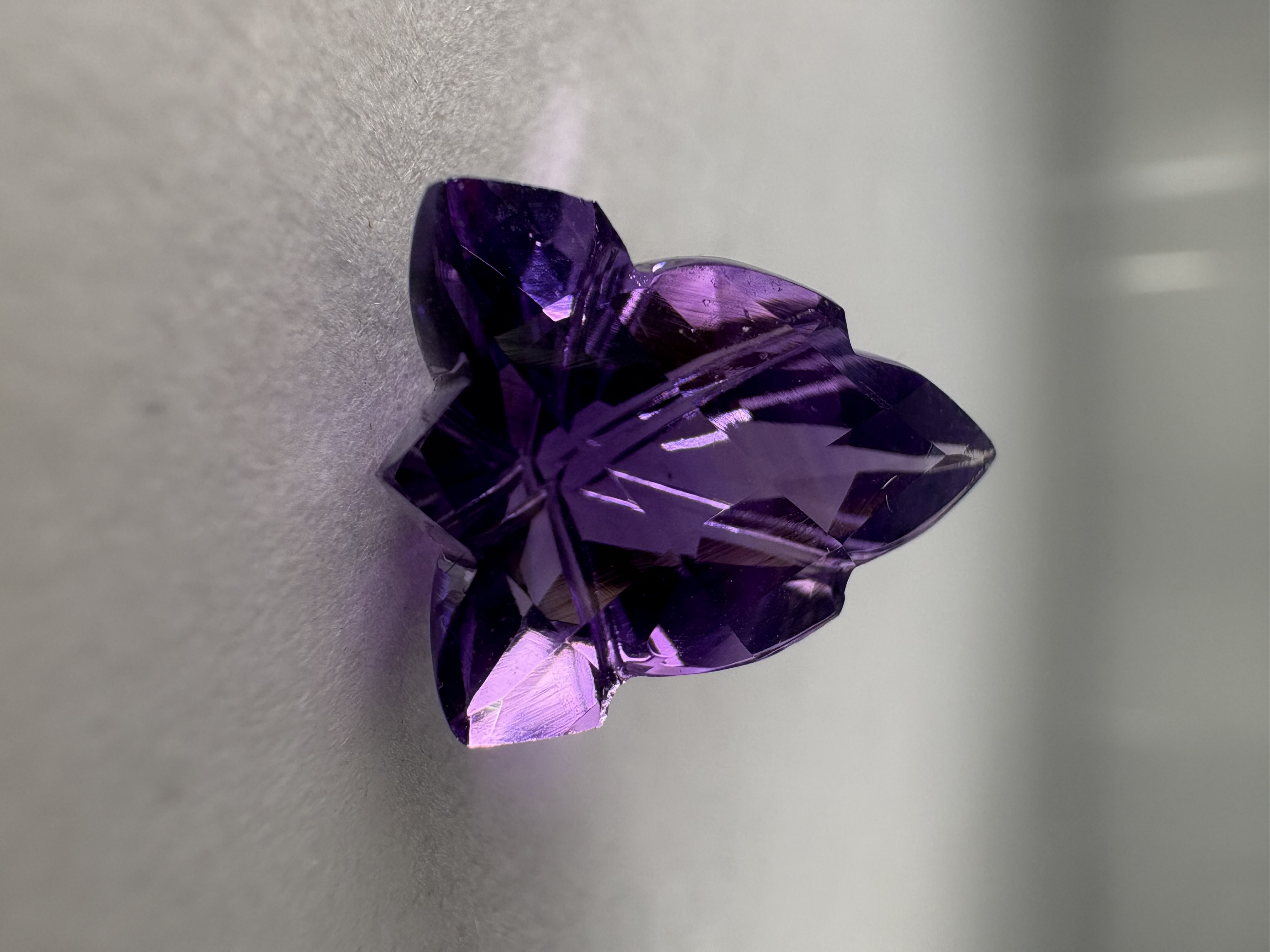 Améthyste taillée en forme de feuille 6,05 Carats