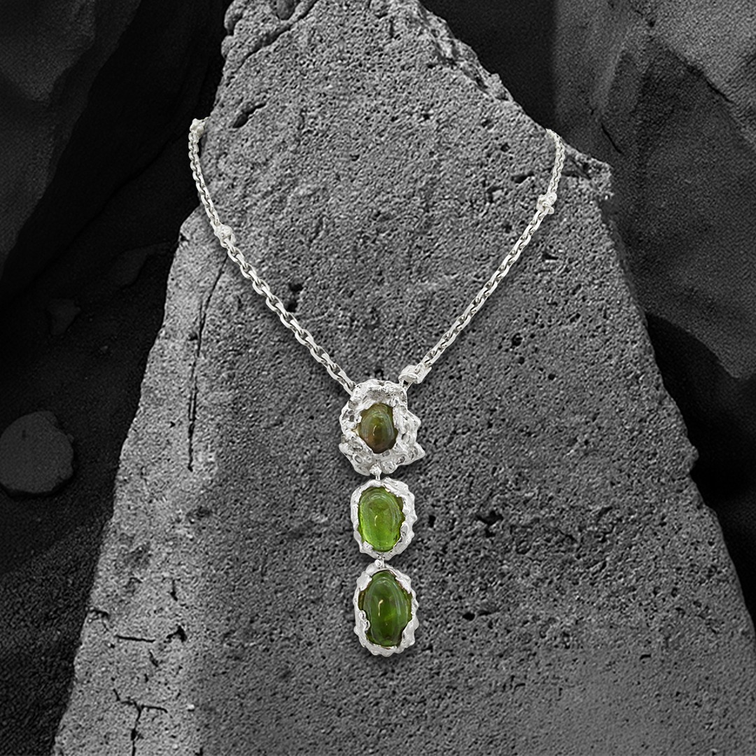 - PRÁSINOS – Collier en péridots cabochons & argent