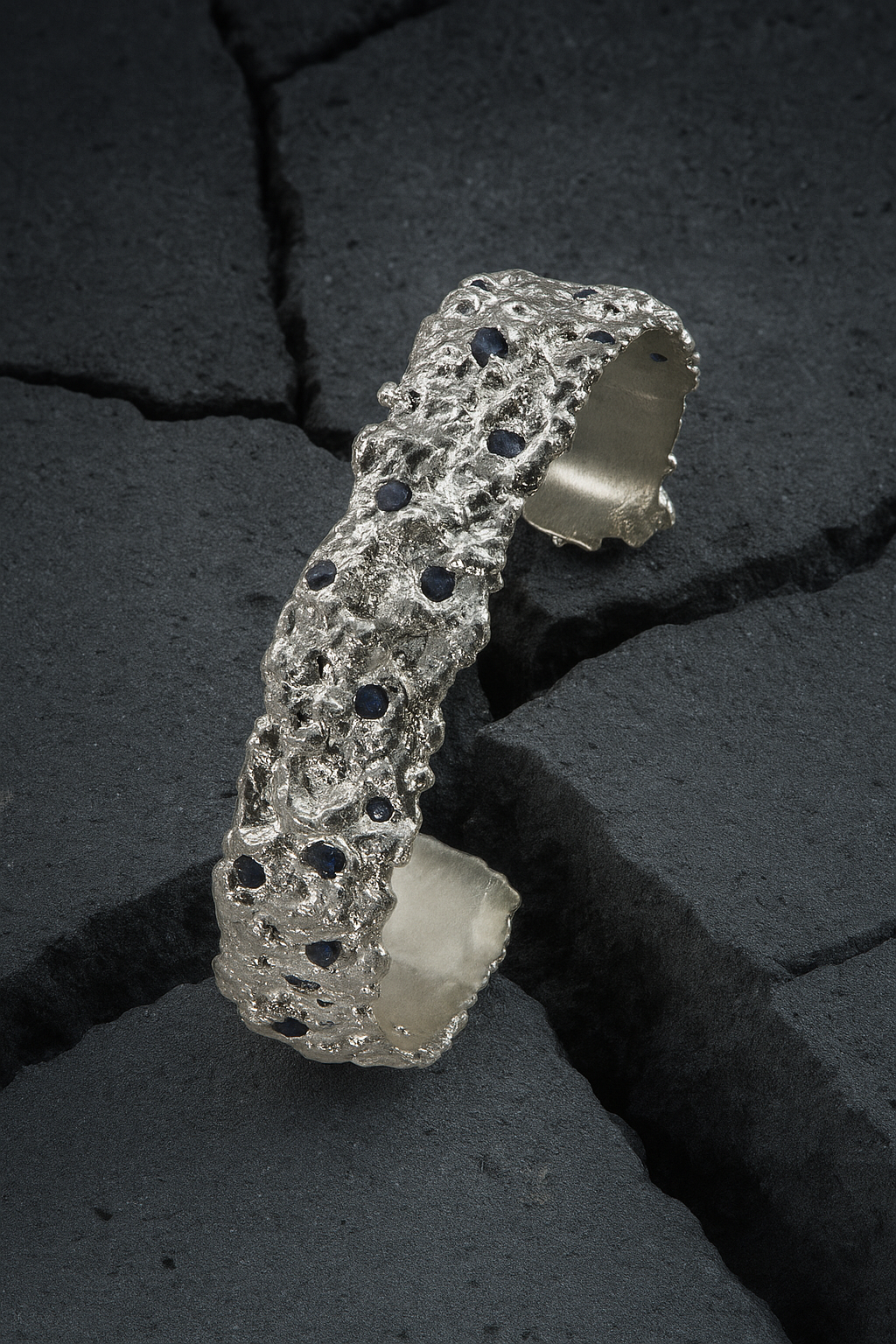 Bracelet en argent granité et saphirs