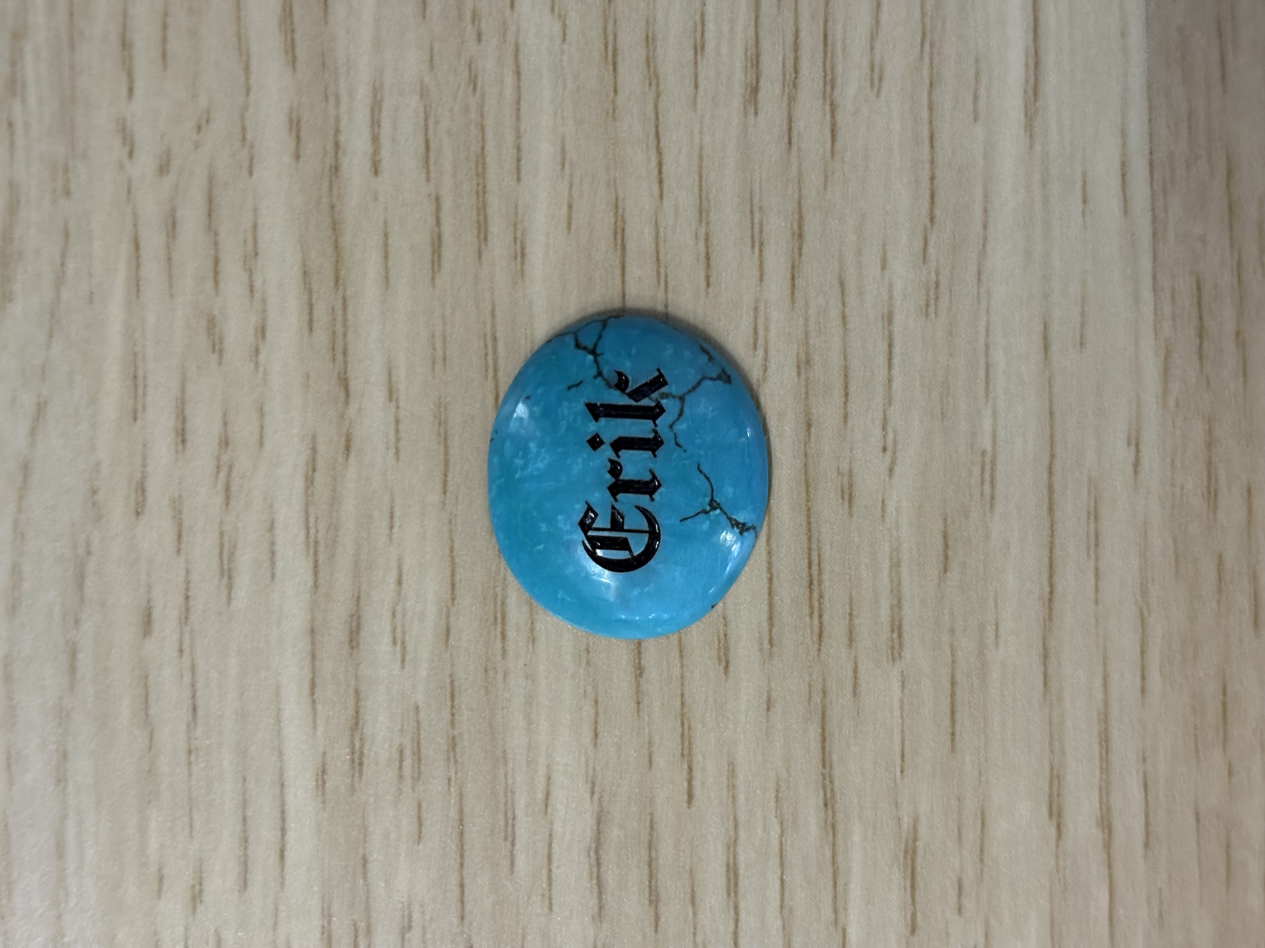 Gravure nom avec émaille noir