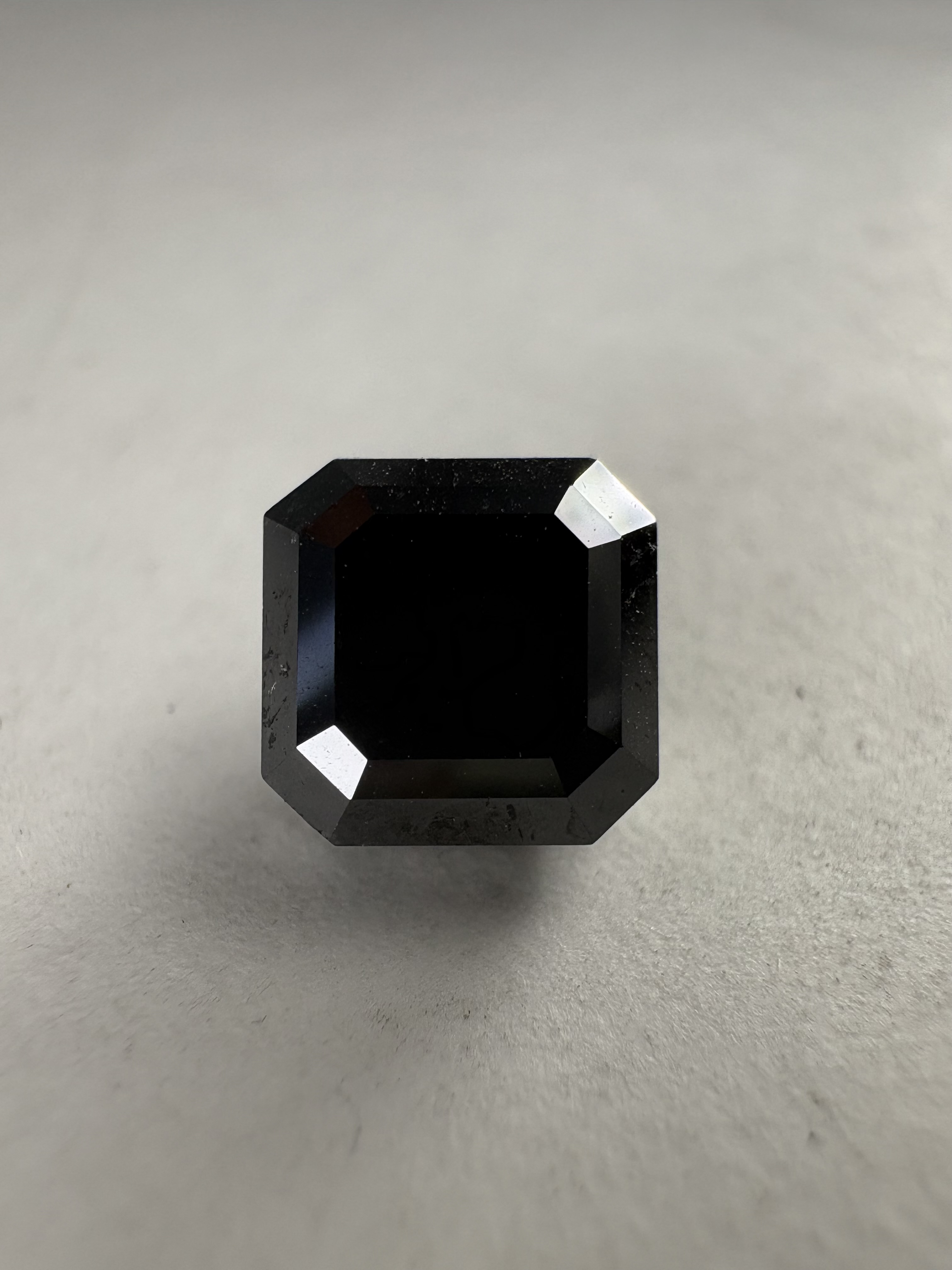 Diamant noir 2,25 carats 