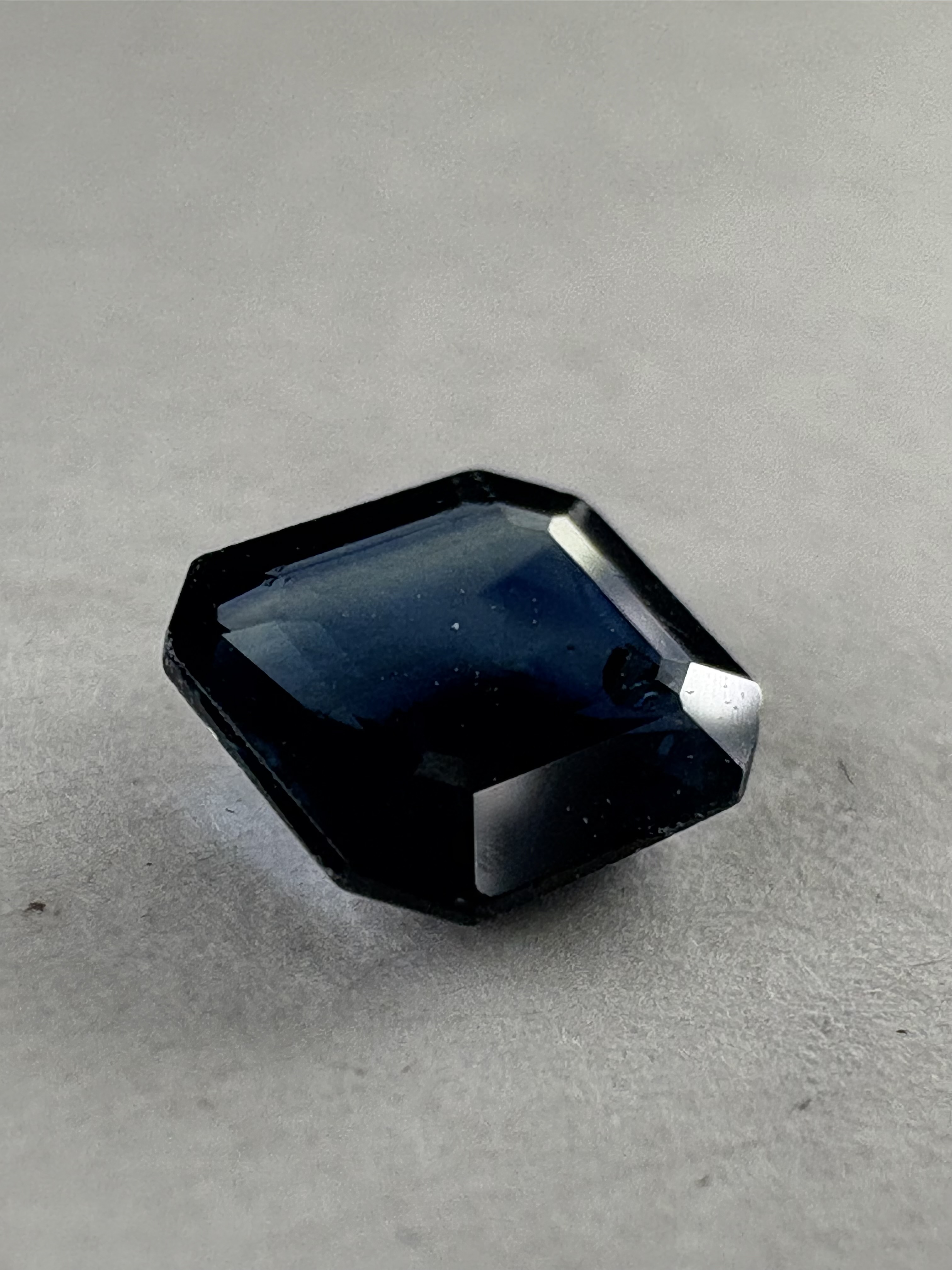 Saphir bleu taille émeraude 0,56 Carats