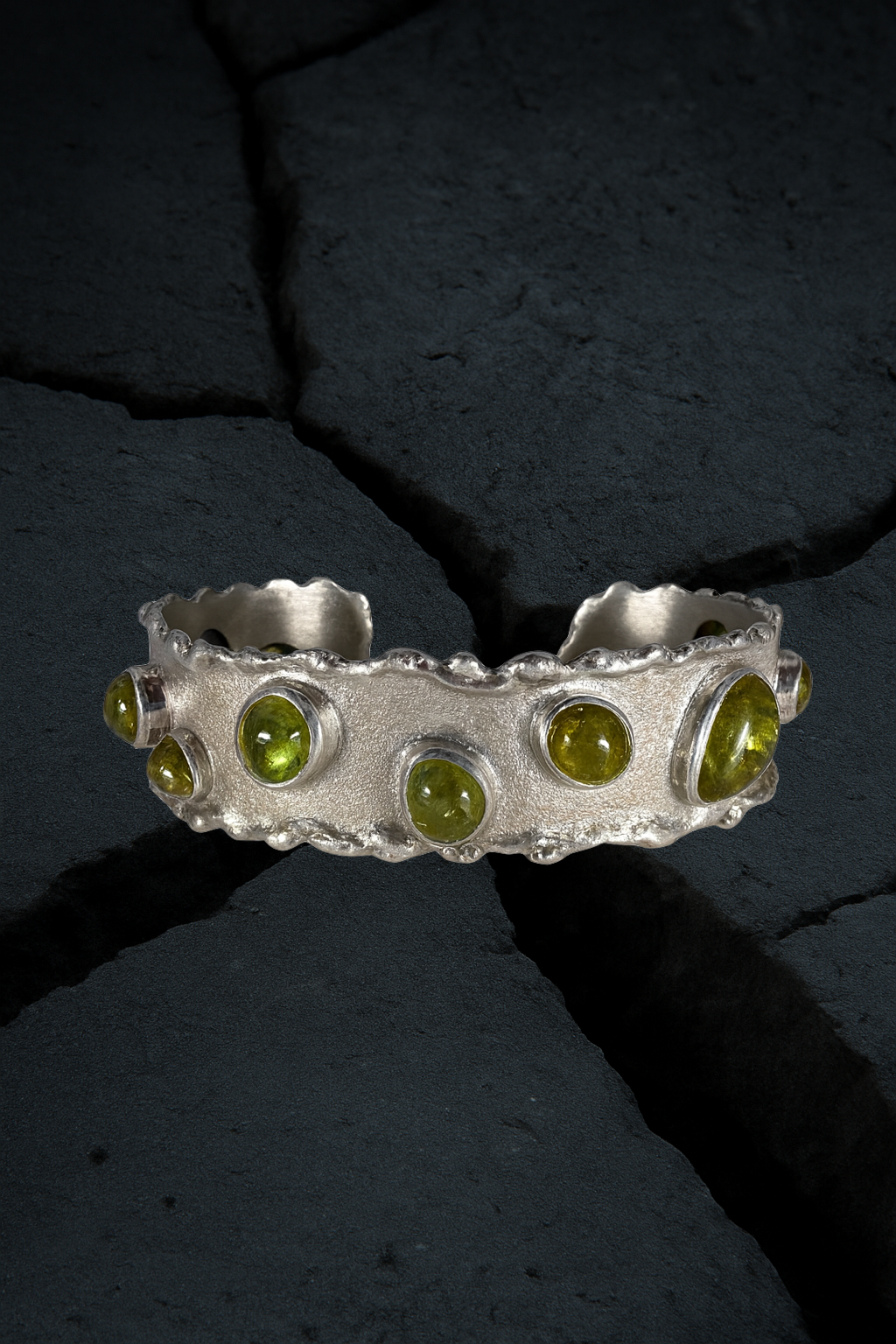 Bracelet en argent serti de péridots 