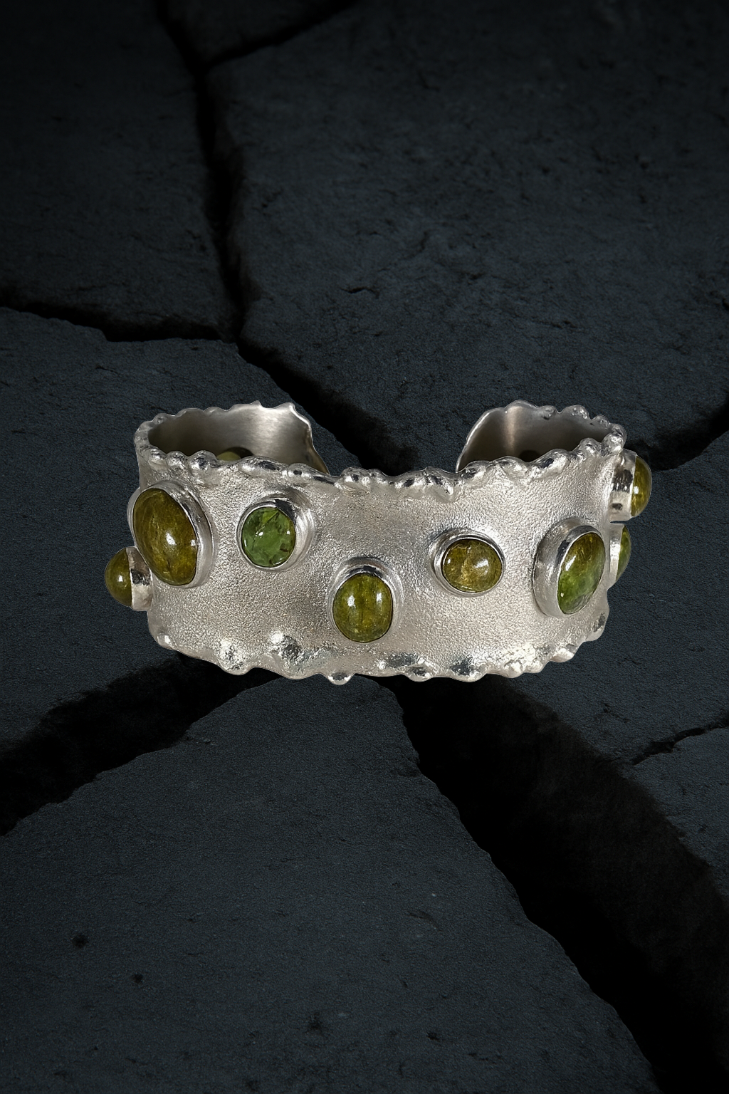 Bracelet en argent serti de péridots