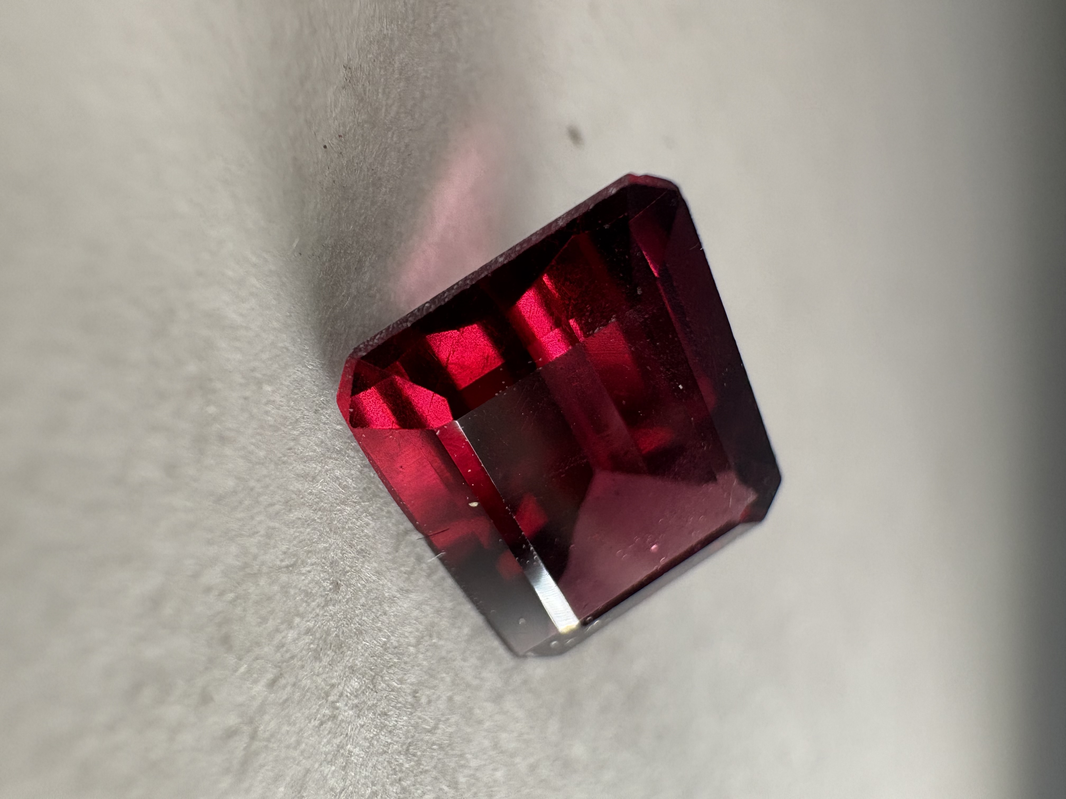 Grenat rouge taille émeraude 1,25 Carats 