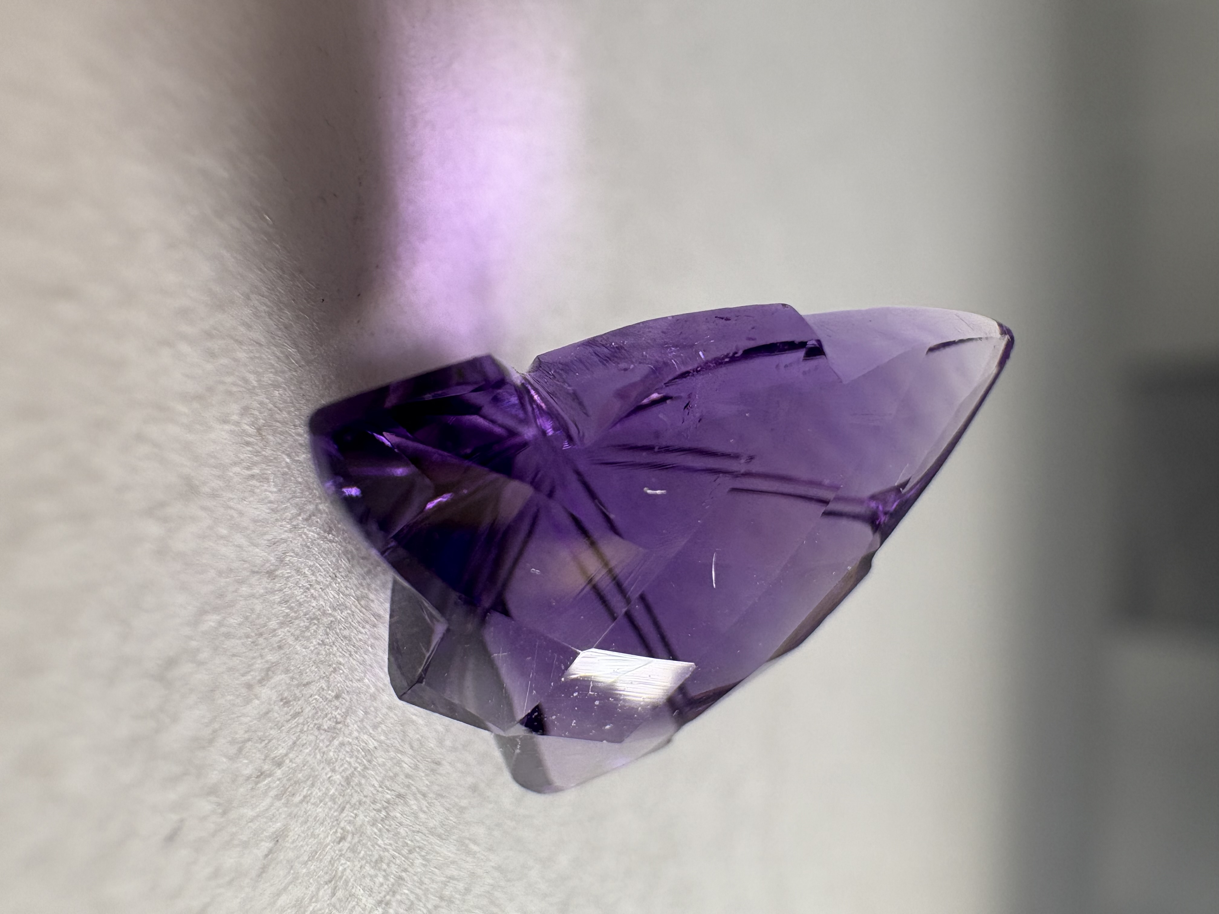 Améthyste taillée en forme de feuille 6,05 Carats