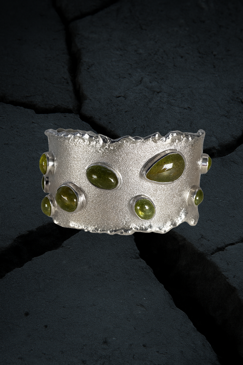 Bracelet en argent serti de péridots